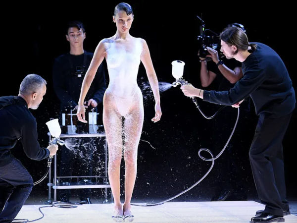 Podyuma çıplak çıktı! Spreyle üstü boyandı