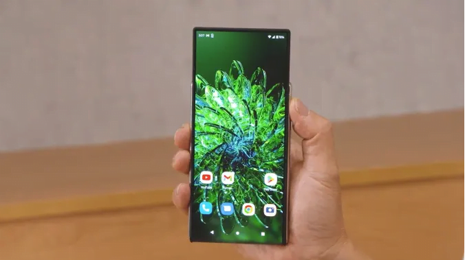 Motorola, konsept katlanabilir akıllı telefonunu sergiledi!