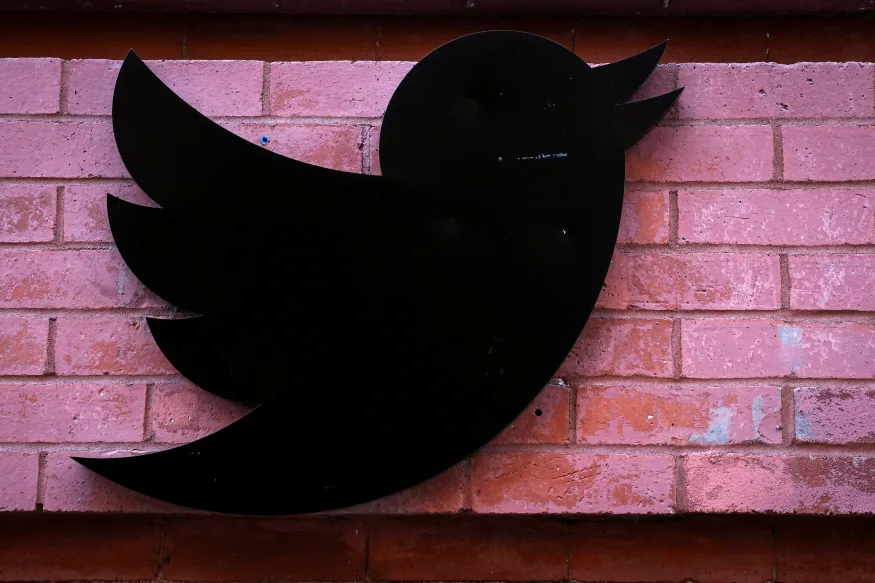 Elon Musk, bazı profillerden banları kaldırmaya başladı