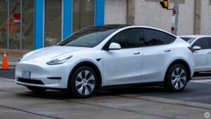 Tesla Model 3'ü yeniden tasarlıyor