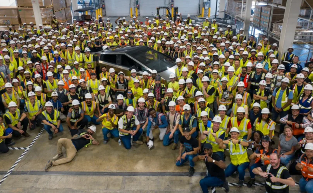 Tesla Teksas fabrikası ilk Cybertruck'unu üretti