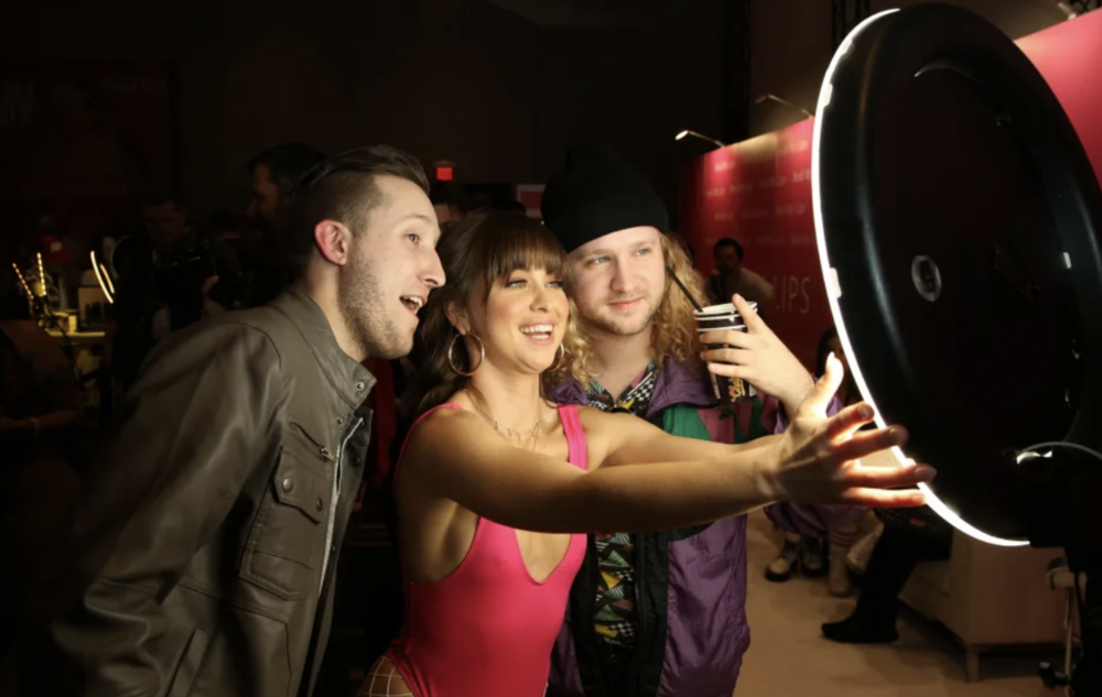 Porno yıldızı yeni sohbet robotu platformu Clona.AI'yi duyurdu