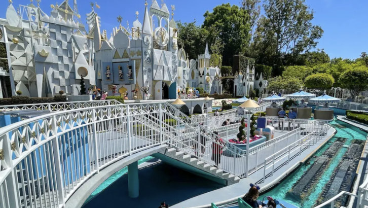 Disneyland'da soyunan adam ortalığı karıştırdı 21 Disneyland'da soyunan adam ortalığı karıştırdı