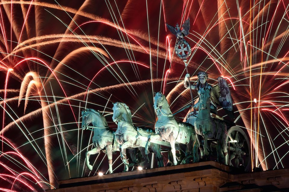 Berlin'de Yılbaşı Gecesi Polise Havai Şişek Fırlatanların Sayısı 300'ü Aştı