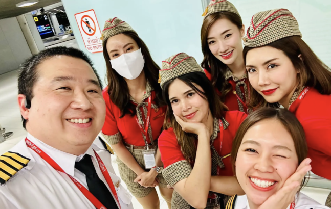 Uçak pilotu, uçuş sırasında ebelik yaptı!