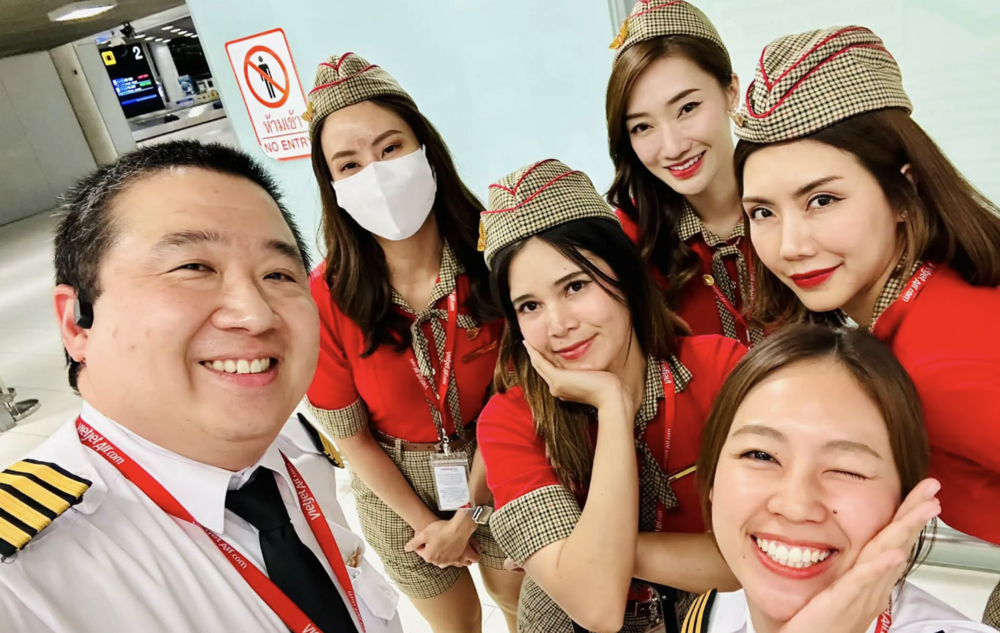 Uçak pilotu, uçuş sırasında ebelik yaptı!