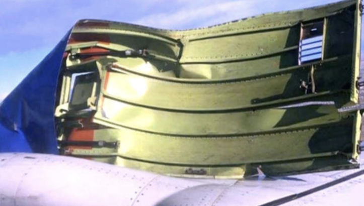 Boeing uçağından kalkış sırasında motor parçası düştü