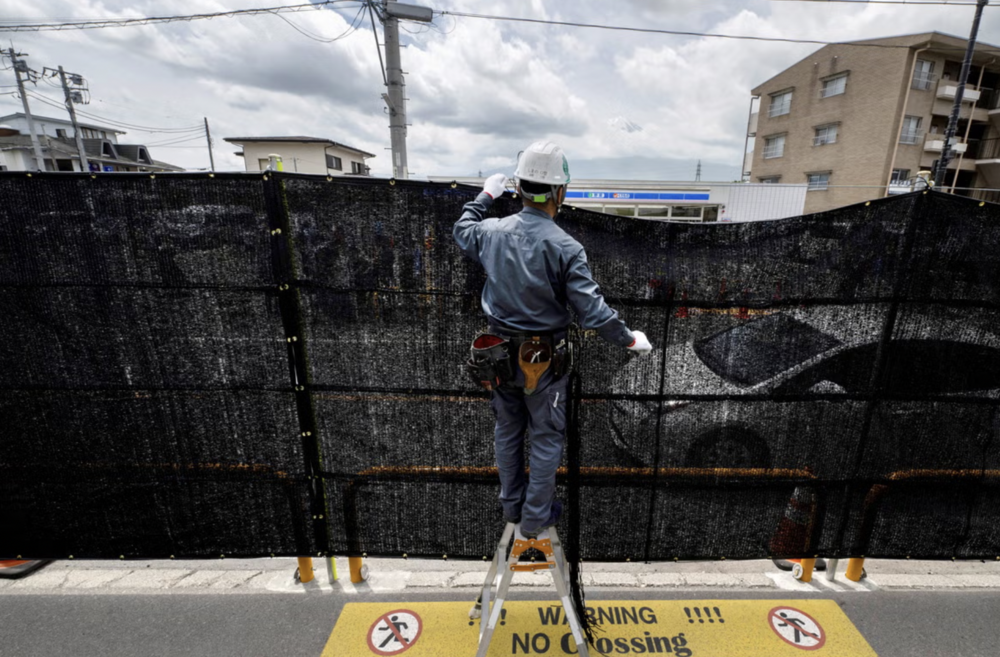 Japonya'daki turistler Fuji Dağı'nın manzarasını engelleyen bariyeri yıkırdı