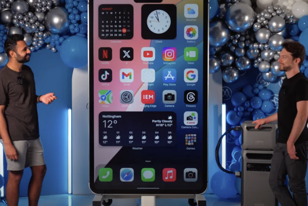 Apple iPhone 15 Pro Max'inin 1,80 uzunluğunda bir kopyası oluşturuldu