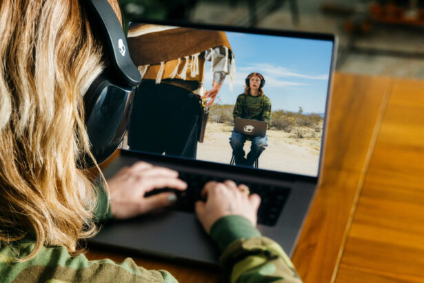 25B Hesh 540 ANC True Black S6HAW T740 Lifestyle Images 2