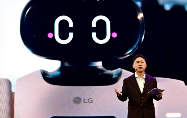  LG Electronics (LG), Las Vegas’ta CES fuarı öncesinde düzenlenen LG World Premiere etkinliğinde “Hayatın İçinde Yapay Zeka” yaklaşımını tanıttı. Şirket, stratejisinin merkezinde yer alan ve günlük yaşamda somut değer yaratmayı hedefleyen üç ana unsuru vurguladı: eylem odaklı yapay zekaya evrilen Sevecen Zeka, temel teknolojik mükemmelliğe dayanan sektör lideri ürünler ve evlerin ötesine, araçlara ve ticari alanlara uzanan kusursuz bir ekosistem.