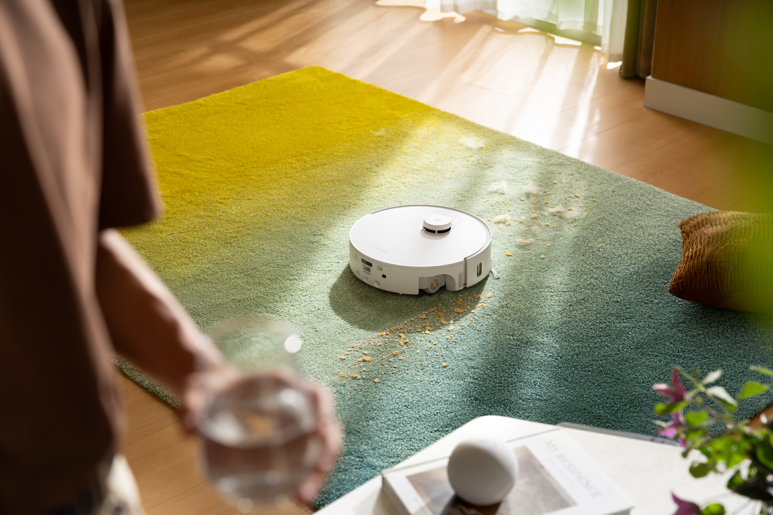  Roborock’un CES 2026’da tanıttığı Qrevo Curv 2 Flow, dakikada 220 kez dönebilen motorlu rulo paspas yapısıyla tek geçişte etkili temizlik sunarken; kendi kendini temizleyen SpiraFlow  paspaslama sistemi, akıllı halı koruması ve 20.000 Pa HyperForce® emiş gücü ile süpürme ve paspaslamayı tek bir kesintisiz deneyimde buluşturuyor.