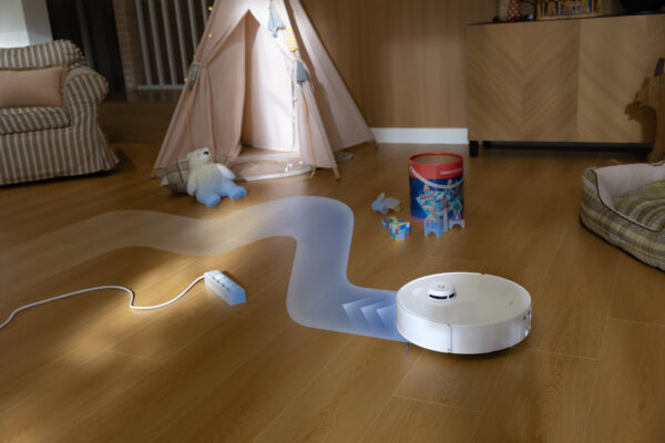  Roborock’un CES 2026’da tanıttığı Qrevo Curv 2 Flow, dakikada 220 kez dönebilen motorlu rulo paspas yapısıyla tek geçişte etkili temizlik sunarken; kendi kendini temizleyen SpiraFlow  paspaslama sistemi, akıllı halı koruması ve 20.000 Pa HyperForce® emiş gücü ile süpürme ve paspaslamayı tek bir kesintisiz deneyimde buluşturuyor.