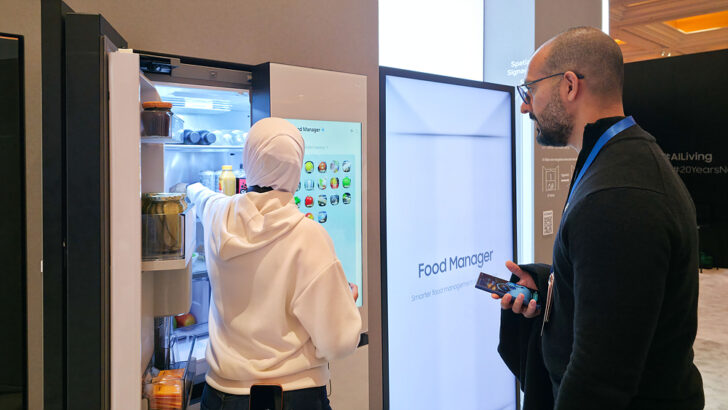 Eve Eşlik Eden Yapay Zekâ Dostu Günlük Yaşamı Kolaylaştırıyor 8 Ev işlerinden arınmış bir ev yaşamı nasıl mümkün olabilir? Samsung Electronics, The First Look 2026 etkinliği kapsamında oluşturduğu “Eve Eşlik Eden Yapay Zekâ Dostu” alanında, ev aletlerini, kullanıcılarla etkileşime girerek ev işlerinden arınmış bir yaşam tarzı yaratmaya yardımcı olan etkileşimli ürünler olarak nasıl yeniden tanımladığını gösterdi.