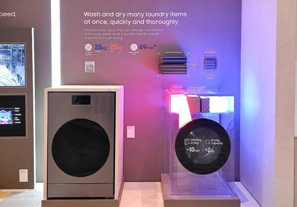  Ev işlerinden arınmış bir ev yaşamı nasıl mümkün olabilir? Samsung Electronics, The First Look 2026 etkinliği kapsamında oluşturduğu “Eve Eşlik Eden Yapay Zekâ Dostu” alanında, ev aletlerini, kullanıcılarla etkileşime girerek ev işlerinden arınmış bir yaşam tarzı yaratmaya yardımcı olan etkileşimli ürünler olarak nasıl yeniden tanımladığını gösterdi.