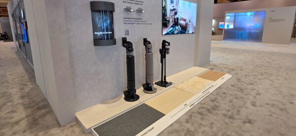  Ev işlerinden arınmış bir ev yaşamı nasıl mümkün olabilir? Samsung Electronics, The First Look 2026 etkinliği kapsamında oluşturduğu “Eve Eşlik Eden Yapay Zekâ Dostu” alanında, ev aletlerini, kullanıcılarla etkileşime girerek ev işlerinden arınmış bir yaşam tarzı yaratmaya yardımcı olan etkileşimli ürünler olarak nasıl yeniden tanımladığını gösterdi.