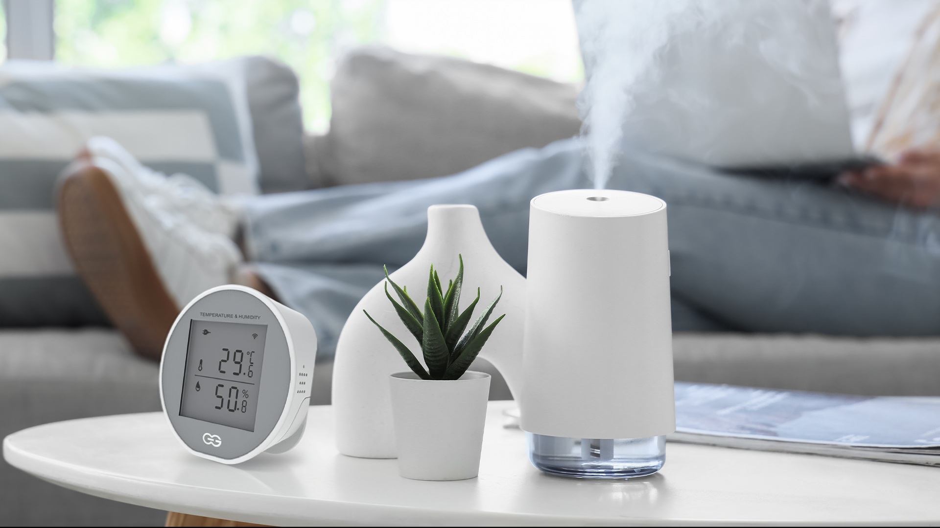  Yaşam alanlarındaki sıcaklık ve nem dengesini sürekli kontrol altında tutmaya yardımcı olan Günsan Akıllı Wifi Sıcaklık & Nem Sensörü, konforlu ve sağlıklı ortamlar yaratılmasını destekliyor. Kullanıcılara uzaktan takip imkanı sunarak ortam koşullarının her an izlenebilmesini sağlıyor.