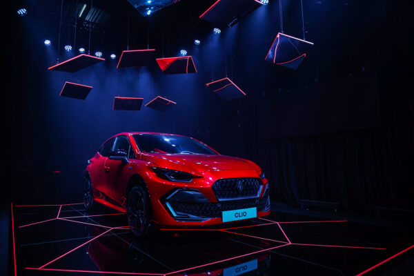  Renault Clio, çok daha güçlü ve teknolojik yeni yüzüyle Türkiye yollarına çıktı. Bursa Oyak Renault Otomobil Fabrikaları’nda üretilen ve dünyaya ihraç edilen Yeni Clio, segmentindeki referans noktası olmaya devam ediyor. 