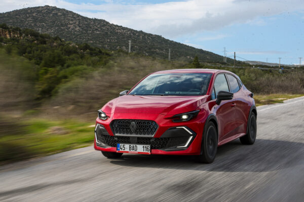  Renault Clio, çok daha güçlü ve teknolojik yeni yüzüyle Türkiye yollarına çıktı. Bursa Oyak Renault Otomobil Fabrikaları’nda üretilen ve dünyaya ihraç edilen Yeni Clio, segmentindeki referans noktası olmaya devam ediyor. 