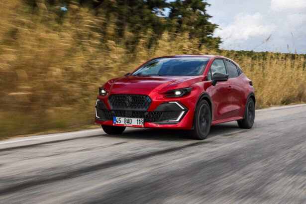 CLIO, YENİ NESLİYLE TÜRKİYE’DE 9 Renault Clio, çok daha güçlü ve teknolojik yeni yüzüyle Türkiye yollarına çıktı. Bursa Oyak Renault Otomobil Fabrikaları’nda üretilen ve dünyaya ihraç edilen Yeni Clio, segmentindeki referans noktası olmaya devam ediyor.