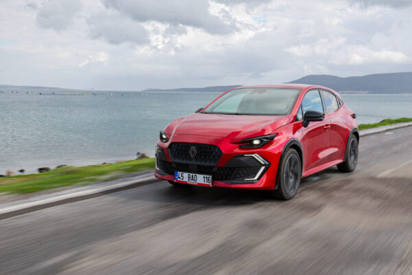  Renault Clio, çok daha güçlü ve teknolojik yeni yüzüyle Türkiye yollarına çıktı. Bursa Oyak Renault Otomobil Fabrikaları’nda üretilen ve dünyaya ihraç edilen Yeni Clio, segmentindeki referans noktası olmaya devam ediyor. 