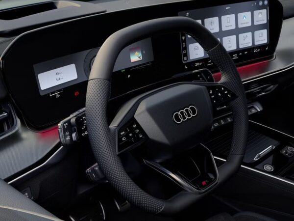  Yeni Audi Q3, dijital aydınlatma teknolojilerini kompakt segmente ilk kez taşıyarak ışığı; yönlendiren, bilgilendiren ve güvenliği artıran akıllı bir sistem haline getiriyor. Mikro LED tabanlı Dijital Matrix LED farlar ve Dijital OLED arka farlar, Audi’nin ilerleme anlayışını her yolculukta görünür kılıyor.