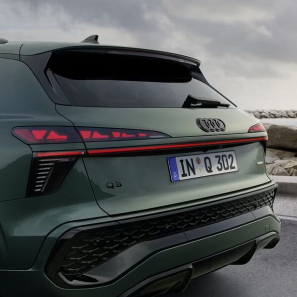  Yeni Audi Q3, dijital aydınlatma teknolojilerini kompakt segmente ilk kez taşıyarak ışığı; yönlendiren, bilgilendiren ve güvenliği artıran akıllı bir sistem haline getiriyor. Mikro LED tabanlı Dijital Matrix LED farlar ve Dijital OLED arka farlar, Audi’nin ilerleme anlayışını her yolculukta görünür kılıyor.