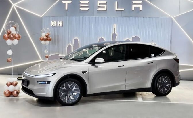 Tesla Bir Minivandan "Daha Havalı" Bir Şey İnşa Ediyor