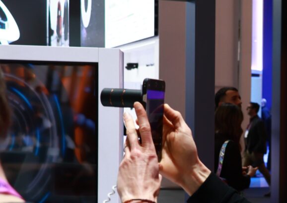  OPPO ve MediaTek, Mobil Dünya Kongresi (MWC) 2026’da MediaTek’in “Hayat İçin Yapay Zeka” başlıklı açılış oturumunda cihaz içi yapay zeka alanında gerçekleştirdikleri yenilikleri tanıttı. Sektörde bir ilk olan cihaz içi tam kapsamlı yapay zeka modeli Omni, kongreye damga vuran teknolojilerden biri oldu.