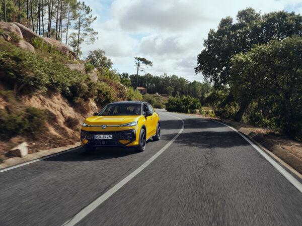 vrupa’nın en çok satılan SUV modeli Volkswagen T-Roc satışa sunulduVolkswagen SUV ailesinin en beğenilen modellerinden biri olan T-Roc, tamamen yenilenen iç ve dış tasarımı, gelişmiş motor ve yürür aksam teknolojileri, yeni nesil sürüş asistan sistemleriyle, başarılarla dolu hikayesinde yeni bir sayfa açıyor.Yeni tasarım detaylarıyla birlikte konfor ve kalite seviyesini daha da yükselten, MQB Evo platformu üzerine inşa edilen Yeni T-Roc; IQ.LIGHT – LED Matrix farlar, Araçtan Çıkış Uyarı Sistemi "Exit Warning System", Yarı Otonom Sürüş Asistanı "Travel Assist" ve Hafıza Fonksiyonlu Akıllı Park Asistanı "Park Assist Plus" gibi çok sayıda gelişmiş güvenlik ve sürüş destek sistemiyle donatıldı.Yeni T-Roc, Türkiye’de 3 farklı donanım seviyesi ve hafif hibrit (eTSI) motor seçeneğiyle satışa sunuldu.Volkswagen’in dünyada Tiguan’dan sonra en başarılı, Avrupa’nın ise en çok tercih edilen SUV modeli T-Roc tamamen yenilendi. 2017’de pazara sunulmasından bu yana 2 milyon adetten fazla üretilen model, ikinci nesliyle birlikte tasarım ve teknolojide standartları bir kez daha yukarı taşıyor.Daha karizmatik ve dikkat çekici bir tasarıma kavuşan Yeni T-Roc; bu modelde ilk kez sunulan gelişmiş hafif hibrit (eTSI) motoru, yüksek malzeme ve işçilik kalitesine sahip iç mekanı ve Tiguan ile Tayron modellerinden aktarılan yeni nesil bilgi-eğlence sistemine ev sahipliği yapan dijital kokpitiyle fark yaratıyor. Genişleyen yaşam alanı ve artırılan bagaj hacmi, sınıfında benzersiz olan Yarı Otonom Sürüş Asistanı "Travel Assist" gibi akıllı sürüş teknolojileriyle birleşerek Yeni T-Roc’u bir üst segmente taşıyor.Yeni nesille birlikte daha dinamik bir karakter kazanan T-Roc, güncellenen tasarımıyla markanın geleceğe dönük tasarım anlayışını güçlü biçimde ortaya koyuyor. Yeni tasarım, estetik ile işlevsellik arasındaki denge gözetilerek geliştirildi. Artık daha aerodinamik bir yapıya sahip olan model, 0,29 Cd sürtünme katsayısıyla bir önceki nesline kıyasla yaklaşık yüzde 10’luk bir iyileşme sunuyor. Yenilenen güç aktarma sistemleriyle birlikte, ikinci nesil T-Roc’un verimliliği ve performansı da belirgin şekilde artıyor.Verimli hafif hibrit motor seçenekleri
Yeni T-Roc, Volkswagen’in en gelişmiş motor teknolojilerinden biri olan 48 V hafif hibrit (eTSI) sistemine sahip 1.5 litrelik turboşarjlı 150 PS (110 kW) güç seçeneğiyle sunuluyor.T-Roc’ta ilk kez kullanılan 1.5 eTSI motor, yüksek verimlilik sağlayan gelişmiş hafif hibrit sistemlerle donatıldı. Rejeneratif fren teknolojisi sayesinde, frenleme sırasında açığa çıkan kinetik enerji elektrik enerjisine dönüştürülerek kompakt bir lityum-iyon bataryada depolanıyor. Bu sayede, verimli içten yanmalı motor seyir halindeyken belirli koşullarda devre dışı kalabiliyor. “Süzülme modu” olarak adlandırılan bu özellik, yakıt tüketimini azaltırken emisyon değerlerini de düşürüyor. Ayrıca bu sistem, ilk hareket esnasında ve anlık ekstra güce ihtiyaç duyulan zamanlarda, herhangi bir gecikme olmadan yaklaşık 18 PS (14 kW) ekstra güç ve 56 Nm ek tork desteği sunarak hem performansı hem de verimliliği destekliyor.Söz konusu hafif hibrit sistem sayesinde 100 km’de 0,5 litreye kadar ek yakıt tasarrufu elde edilebiliyor. Bu verimliliği, Gelişmiş Aktif Silindir Yönetimi “ACTPlus” teknolojisi de destekliyor. Dört silindirli bu motor, gerekli durumlarda iki silindirini devre dışı bırakarak yakıt tüketimini minimuma indiriyor.Daha geniş iç hacim
Yeni T-Roc, önceki nesline kıyasla 12,2 cm daha uzun gövdesi ve 2,8 cm artan aks mesafesiyle çok daha geniş bir iç hacim ve diz mesafesi sunuyor. Modelin geliştirme sürecinde, beş yolcu ve bagaj için mümkün olan en ferah yaşam alanını sunmak ön planda yer almış. Uzayan gövde sayesinde bagaj hacmi 30 litre artarak 475 litreye ulaşırken, arka koltukların bağımsız olarak katlanabilir yapısı ise kullanım esnekliğini artırıyor. Arka koltuklar yatırıldığında, Yeni T-Roc’ta1.350 litrelik bagaj kapasitesine ulaşılıyor.Yeni T-Roc’un iç mekan tasarımı, sade ama karakteristik bir çizgiye sahip. Yatay hatlar ve net yüzeyler genişlik hissini pekiştiriyor. Malzeme kalitesi ise sınıfında yeni bir referans noktası oluşturuyor. Ön panelde yumuşak dokulu ve yüksek kaliteli kumaş kaplamalar, ilk kez kullanılan delikli ve aydınlatma özelliğine sahip deri paneller ve dokunsal kalitesi yüksek koltuk kumaşları, Yeni T-Roc’un iç mekanını üst sınıf bir atmosfere taşıyor.Kullanım detayları da aynı titizlikle ele alınmış olan modelde, çok fonksiyonlu direksiyon üzerindeki ergonomik butonlar, yeni kapı açma kolu tasarımı ve çeşitli işlevleri kolayca kontrol etmeyi sağlayan Sürüş Deneyim Kumandası "Driving Experience Control", sürücünün tüm sistemlere sezgisel biçimde erişebildiği bir iç mekan deneyimi sunuyor.Üst seviye kalite
Kalite artık yeni bir seviyede. Volkswagen, 2025 yılında bir dönüm noktasını başlattı: Gerçek Volkswagen “True Volkswagen” sloganı altında marka; sade ve ayırt edici tasarım, güçlü fiyat- performans dengesi, yenilikçi teknolojiler, yüksek kalite ve sezgisel kullanım gibi kendine özgü güçlü yönlerini her zamankinden daha fazla ön plana çıkarıyor. Yeni T-Roc’un iç mekanı da bu yeni dönemin başlangıcını yansıtıyor. İç tasarım sade ve kendine özgü bir karaktere sahip; yatay olarak yapılandırılmış yüzeyler ve net çizgiler, ilk anda kolay bir yön bulma hissi sağlıyor. Malzeme kalitesi, bu sınıfta yeni bir standart tanımlıyor. Gösterge paneli bölgesinde kullanılan yumuşak dokulu, yüksek kaliteli ve kumaş kaplı yüzeyler; delikli ve aydınlatmalı deri trim detayları ile dokunsal ve görsel olarak etkileyici koltuk kumaşları, T-Roc’un standartlarını bir üst segmente taşıyor.Teknolojide büyük adım
İkinci nesil T-Roc, Volkswagen’in en gelişmiş MQB platformu olan MQB Evo üzerine inşa edildi. Bu sayede model, sınıfında fark yaratan yeni nesil konfor ve sürüş destek sistemleriyle donatıldı. MQB Evo mimarisi, Yeni T-Roc’un, aynı platformu paylaşan Golf, Passat, Tiguan ve Tayron modellerinde yer alan en güncel teknolojilerle uyumlu hale gelmesini de sağlıyor.Bir önceki nesilde yer alan Çift Bölgeli Tam Otomatik “Climatronic” klima sistemi, artık Üç Bölgeli Tam Otomatik Klima “Air Care Climatronic” ile güncellendi. Bu gelişmiş sistem, arka koltuk yolcuları için bağımsız iklim ayarı imkanı sağlayarak konfor seviyesini artırıyor.Yeni T-Roc’un sınıfındaki en dikkat çekici yeniliklerden biri, gelişmiş Yarı Otonom Sürüş Asistanı “Travel Assist” sisteminin sunulması. Travel Assist, zamanla sürücünün sürüş alışkanlıklarını öğrenerek aracı yalnızca şeridin tam ortasında tutmakla kalmıyor; tercih edilen sürüş stiline bağlı olarak sağ ya da sol çizgiye daha yakın bir konumda da aracı yarı otonom olarak ilerletebiliyor. Ayrıca sistem, virajlara uyum sağlayarak daha doğal ve konforlu bir sürüş deneyimi sunuyor.Güvenlik alanında öne çıkan bir diğer yenilik, Acil Durum Asistanı "Emergency Assist" sistemi. Sürücünün sağlık sorunu yaşaması veya tepki vermemesi durumunda devreye giren bu sistem, dörtlü ikazları yakarak aracın güvenli biçimde durmasını sağlıyor. Sistem ardından kapı kilitlerini ve iç aydınlatmaları açıyor ve çevredekilerin dikkatini çekip, yardıma çağırmak için kornayı aktif hale getiriyor. Bu sırada otomatik olarak 112 hattını arayıp, araç lokasyon bilgisini de gönderiyor.Yeni T-Roc’ta sunulan bir diğer ileri teknoloji, Araçtan Çıkış Uyarı Sistemi “Exit Warning System”. Bu sistem, arka taraftan, özellikle kör noktada kalabilecek, bisiklet, motosiklet veya scooter gibi küçük bir araç yaklaşırken, kapı açılmadan önce yolcuları uyararak risk oluşturan kazaların önlenmesine yardımcı oluyor.Ayrıca T-Roc, ilk kez Hafıza Fonksiyonlu Akıllı Park Asistanı "Park Assist Plus" sistemiyle de donatılıyor. Hafıza fonksiyonu sayesinde son 50 metre mesafeye kadar rotayı hafızaya alan bu sistem tam otomatik park etme olanağı sunuyor.Kapsamlı standart donanımYeni T-Roc, Life, Style ve R-Line donanım seviyeleriyle müşterileriyle buluşuyor. Giriş modeli olan Life, geniş bir standart donanım yelpazesine sahip. Bu donanım seviyesinde iç mekanda 10,25" Dijital Gösterge Paneli “Active Info Display”, 10,3" “Composition Media Plus” Bilgi ve Eğlence Sistemi, Sürüş Deneyim Kumandası “Driving Experience Control” ve 3 Bölgeli Tam Otomatik Klima “Air Care Climatronic” yer alıyor. Dış tasarımda ise 17" Lima alüminyum alaşımlı jantlar, LED farlar ve LED gündüz sürüş farları, Uzun Far Asistanı “Light Assist” ve LED stop lambaları öne çıkıyor. Kullanım kolaylığı sağlayan donanımlar arasında Anahtarsız Giriş ve Çalıştırma Sistemi “Keyless Access”, Akıllı Park Asistanı “Park Assist Plus”, Geri Görüş Kamerası “Rear Assist”, Park Mesafe Sensörleri ve Adaptif Hız Sabitleyici “ACC” bulunuyor.Style donanım seviyesinde ise Life donanıma ek olarak iç mekanda 10,25" Dijital Gösterge Paneli “Active Info Display Pro”, 12,9" “Discover Pro” Navigasyon Sistemi ve 6 hoparlörlü ses sistemi sunuluyor. Sürüş Deneyim kumandası “Driving Experience Control” kapsamında ele alınan farklı atmosfer modları, ısıtmalı ön koltuklar ve ısıtmalı direksiyon, ArtVelours Eco koltuk döşemeleri, ErgoActive sürücü koltuğu ile masaj özellikli ön koltuklar, 30 renkli ambiyans aydınlatması ve ön kapı içlerinde aydınlatmalı döşemeler de bu donanım seviyesinde standart olarak yer alıyor. Dış donanımda ise IQ.LIGHT – LED Matrix farlar ve Dinamik Uzun Far Asistanı “Dynamic Light Assist”,  dinamik sinyalli ve animasyon özellikli LED stop lambaları, önde ve arkada aydınlatmalı Volkswagen logoları, panoramik açılır cam tavan, gümüş tavan rayları ile karartılmış arka ve arka yan camlar öne çıkıyor. Sürüş destek sistemleri tarafında da donanım zenginleşiyor; Yarı Otonom Sürüş Asistanı “Travel Assist”, Acil Durum Asistanı “Emergency Assist”, Şerit Değiştirme Asistanı “Side Assist”, Arka Trafik Asistanı “Rear Traffic Assist” ve Araçtan Çıkış Uyarı Sistemi “Exit Warning System” Style donanım seviyesinde sunulan teknolojiler arasında yer alıyor.R-Line donanım seviyesinde ise Style’a ek olarak 18" “Coventry” alüminyum alaşımlı jantlar, spor süspansiyonlar ve progresif direksiyon sistemi sunuluyor. Bu donanımda, Style’da yer alan ergoActive sürücü koltuğu ve masaj özellikli ön koltukların yerine R-Line kumaş koltuk döşemesi ve Sports Comfort ön koltuklar standart olarak geliyor. İç ve dış tasarımda ise sportif karakteri vurgulayan detaylar öne çıkıyor. Spor R logolu direksiyon, R-Line tasarımlı tamponlar, siyah tavan döşemesi, ön kapılarda alüminyum görünümlü marşpiye kaplamaları ve paslanmaz çelik pedallar, R-Line donanımın ayırt edici unsurları arasında yer alıyor.Sürdürülebilirliğin en iyi örneği
Yeni T-Roc, sürdürülebilirliği ve kaliteyi etkileyici biçimde bir araya getiren bir model olarak öne çıkıyor. Volkswagen için çevresel duyarlılıkta önemli bir dönüm noktası niteliği taşıyan model, iç ve dış mekanında 140’a kadar bileşende tamamen ya da kısmen geri dönüştürülmüş malzemeler kullanıyor. Donanım seçeneğine bağlı olarak bu parçaların toplam ağırlığı yaklaşık 40 kilogram, yani aracın plastik kütlesinin yaklaşık yüzde 16’sına denk geliyor.Alt gövde kaplamaları, bagaj bölmesi kaplamaları, tavan döşemesi, ön kapı döşemeleri, tekerlek davlumbaz kaplamaları ve zemin kaplamaları gibi birçok bileşen geri dönüştürülmüş malzemelerden üretiliyor. Ayrıca, iç mekan tekstillerinin yüzde 85’e varan bölümü geri dönüştürülmüş materyallerden oluşuyor. Böylece, Yeni T-Roc, güncel Volkswagen modelleri arasında en yüksek geri dönüştürülmüş malzeme oranına sahip model konumuna yükseliyor.