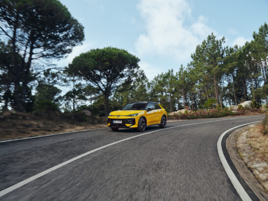 vrupa’nın en çok satılan SUV modeli Volkswagen T-Roc satışa sunuldu Volkswagen SUV ailesinin en beğenilen modellerinden biri olan T-Roc, tamamen yenilenen iç ve dış tasarımı, gelişmiş motor ve yürür aksam teknolojileri, yeni nesil sürüş asistan sistemleriyle, başarılarla dolu hikayesinde yeni bir sayfa açıyor. Yeni tasarım detaylarıyla birlikte konfor ve kalite seviyesini daha da yükselten, MQB Evo platformu üzerine inşa edilen Yeni T-Roc; IQ.LIGHT – LED Matrix farlar, Araçtan Çıkış Uyarı Sistemi "Exit Warning System", Yarı Otonom Sürüş Asistanı "Travel Assist" ve Hafıza Fonksiyonlu Akıllı Park Asistanı "Park Assist Plus" gibi çok sayıda gelişmiş güvenlik ve sürüş destek sistemiyle donatıldı. Yeni T-Roc, Türkiye’de 3 farklı donanım seviyesi ve hafif hibrit (eTSI) motor seçeneğiyle satışa sunuldu. Volkswagen’in dünyada Tiguan’dan sonra en başarılı, Avrupa’nın ise en çok tercih edilen SUV modeli T-Roc tamamen yenilendi. 2017’de pazara sunulmasından bu yana 2 milyon adetten fazla üretilen model, ikinci nesliyle birlikte tasarım ve teknolojide standartları bir kez daha yukarı taşıyor. Daha karizmatik ve dikkat çekici bir tasarıma kavuşan Yeni T-Roc; bu modelde ilk kez sunulan gelişmiş hafif hibrit (eTSI) motoru, yüksek malzeme ve işçilik kalitesine sahip iç mekanı ve Tiguan ile Tayron modellerinden aktarılan yeni nesil bilgi-eğlence sistemine ev sahipliği yapan dijital kokpitiyle fark yaratıyor. Genişleyen yaşam alanı ve artırılan bagaj hacmi, sınıfında benzersiz olan Yarı Otonom Sürüş Asistanı "Travel Assist" gibi akıllı sürüş teknolojileriyle birleşerek Yeni T-Roc’u bir üst segmente taşıyor. Yeni nesille birlikte daha dinamik bir karakter kazanan T-Roc, güncellenen tasarımıyla markanın geleceğe dönük tasarım anlayışını güçlü biçimde ortaya koyuyor. Yeni tasarım, estetik ile işlevsellik arasındaki denge gözetilerek geliştirildi. Artık daha aerodinamik bir yapıya sahip olan model, 0,29 Cd sürtünme katsayısıyla bir önceki nesline kıyasla yaklaşık yüzde 10’luk bir iyileşme sunuyor. Yenilenen güç aktarma sistemleriyle birlikte, ikinci nesil T-Roc’un verimliliği ve performansı da belirgin şekilde artıyor. Verimli hafif hibrit motor seçenekleri Yeni T-Roc, Volkswagen’in en gelişmiş motor teknolojilerinden biri olan 48 V hafif hibrit (eTSI) sistemine sahip 1.5 litrelik turboşarjlı 150 PS (110 kW) güç seçeneğiyle sunuluyor. T-Roc’ta ilk kez kullanılan 1.5 eTSI motor, yüksek verimlilik sağlayan gelişmiş hafif hibrit sistemlerle donatıldı. Rejeneratif fren teknolojisi sayesinde, frenleme sırasında açığa çıkan kinetik enerji elektrik enerjisine dönüştürülerek kompakt bir lityum-iyon bataryada depolanıyor. Bu sayede, verimli içten yanmalı motor seyir halindeyken belirli koşullarda devre dışı kalabiliyor. “Süzülme modu” olarak adlandırılan bu özellik, yakıt tüketimini azaltırken emisyon değerlerini de düşürüyor. Ayrıca bu sistem, ilk hareket esnasında ve anlık ekstra güce ihtiyaç duyulan zamanlarda, herhangi bir gecikme olmadan yaklaşık 18 PS (14 kW) ekstra güç ve 56 Nm ek tork desteği sunarak hem performansı hem de verimliliği destekliyor. Söz konusu hafif hibrit sistem sayesinde 100 km’de 0,5 litreye kadar ek yakıt tasarrufu elde edilebiliyor. Bu verimliliği, Gelişmiş Aktif Silindir Yönetimi “ACTPlus” teknolojisi de destekliyor. Dört silindirli bu motor, gerekli durumlarda iki silindirini devre dışı bırakarak yakıt tüketimini minimuma indiriyor. Daha geniş iç hacim Yeni T-Roc, önceki nesline kıyasla 12,2 cm daha uzun gövdesi ve 2,8 cm artan aks mesafesiyle çok daha geniş bir iç hacim ve diz mesafesi sunuyor. Modelin geliştirme sürecinde, beş yolcu ve bagaj için mümkün olan en ferah yaşam alanını sunmak ön planda yer almış. Uzayan gövde sayesinde bagaj hacmi 30 litre artarak 475 litreye ulaşırken, arka koltukların bağımsız olarak katlanabilir yapısı ise kullanım esnekliğini artırıyor. Arka koltuklar yatırıldığında, Yeni T-Roc’ta 1.350 litrelik bagaj kapasitesine ulaşılıyor. Yeni T-Roc’un iç mekan tasarımı, sade ama karakteristik bir çizgiye sahip. Yatay hatlar ve net yüzeyler genişlik hissini pekiştiriyor. Malzeme kalitesi ise sınıfında yeni bir referans noktası oluşturuyor. Ön panelde yumuşak dokulu ve yüksek kaliteli kumaş kaplamalar, ilk kez kullanılan delikli ve aydınlatma özelliğine sahip deri paneller ve dokunsal kalitesi yüksek koltuk kumaşları, Yeni T-Roc’un iç mekanını üst sınıf bir atmosfere taşıyor. Kullanım detayları da aynı titizlikle ele alınmış olan modelde, çok fonksiyonlu direksiyon üzerindeki ergonomik butonlar, yeni kapı açma kolu tasarımı ve çeşitli işlevleri kolayca kontrol etmeyi sağlayan Sürüş Deneyim Kumandası "Driving Experience Control", sürücünün tüm sistemlere sezgisel biçimde erişebildiği bir iç mekan deneyimi sunuyor. Üst seviye kalite Kalite artık yeni bir seviyede. Volkswagen, 2025 yılında bir dönüm noktasını başlattı: Gerçek Volkswagen “True Volkswagen” sloganı altında marka; sade ve ayırt edici tasarım, güçlü fiyat- performans dengesi, yenilikçi teknolojiler, yüksek kalite ve sezgisel kullanım gibi kendine özgü güçlü yönlerini her zamankinden daha fazla ön plana çıkarıyor. Yeni T-Roc’un iç mekanı da bu yeni dönemin başlangıcını yansıtıyor. İç tasarım sade ve kendine özgü bir karaktere sahip; yatay olarak yapılandırılmış yüzeyler ve net çizgiler, ilk anda kolay bir yön bulma hissi sağlıyor. Malzeme kalitesi, bu sınıfta yeni bir standart tanımlıyor. Gösterge paneli bölgesinde kullanılan yumuşak dokulu, yüksek kaliteli ve kumaş kaplı yüzeyler; delikli ve aydınlatmalı deri trim detayları ile dokunsal ve görsel olarak etkileyici koltuk kumaşları, T-Roc’un standartlarını bir üst segmente taşıyor. Teknolojide büyük adım İkinci nesil T-Roc, Volkswagen’in en gelişmiş MQB platformu olan MQB Evo üzerine inşa edildi. Bu sayede model, sınıfında fark yaratan yeni nesil konfor ve sürüş destek sistemleriyle donatıldı. MQB Evo mimarisi, Yeni T-Roc’un, aynı platformu paylaşan Golf, Passat, Tiguan ve Tayron modellerinde yer alan en güncel teknolojilerle uyumlu hale gelmesini de sağlıyor. Bir önceki nesilde yer alan Çift Bölgeli Tam Otomatik “Climatronic” klima sistemi, artık Üç Bölgeli Tam Otomatik Klima “Air Care Climatronic” ile güncellendi. Bu gelişmiş sistem, arka koltuk yolcuları için bağımsız iklim ayarı imkanı sağlayarak konfor seviyesini artırıyor. Yeni T-Roc’un sınıfındaki en dikkat çekici yeniliklerden biri, gelişmiş Yarı Otonom Sürüş Asistanı “Travel Assist” sisteminin sunulması. Travel Assist, zamanla sürücünün sürüş alışkanlıklarını öğrenerek aracı yalnızca şeridin tam ortasında tutmakla kalmıyor; tercih edilen sürüş stiline bağlı olarak sağ ya da sol çizgiye daha yakın bir konumda da aracı yarı otonom olarak ilerletebiliyor. Ayrıca sistem, virajlara uyum sağlayarak daha doğal ve konforlu bir sürüş deneyimi sunuyor. Güvenlik alanında öne çıkan bir diğer yenilik, Acil Durum Asistanı "Emergency Assist" sistemi. Sürücünün sağlık sorunu yaşaması veya tepki vermemesi durumunda devreye giren bu sistem, dörtlü ikazları yakarak aracın güvenli biçimde durmasını sağlıyor. Sistem ardından kapı kilitlerini ve iç aydınlatmaları açıyor ve çevredekilerin dikkatini çekip, yardıma çağırmak için kornayı aktif hale getiriyor. Bu sırada otomatik olarak 112 hattını arayıp, araç lokasyon bilgisini de gönderiyor. Yeni T-Roc’ta sunulan bir diğer ileri teknoloji, Araçtan Çıkış Uyarı Sistemi “Exit Warning System”. Bu sistem, arka taraftan, özellikle kör noktada kalabilecek, bisiklet, motosiklet veya scooter gibi küçük bir araç yaklaşırken, kapı açılmadan önce yolcuları uyararak risk oluşturan kazaların önlenmesine yardımcı oluyor. Ayrıca T-Roc, ilk kez Hafıza Fonksiyonlu Akıllı Park Asistanı "Park Assist Plus" sistemiyle de donatılıyor. Hafıza fonksiyonu sayesinde son 50 metre mesafeye kadar rotayı hafızaya alan bu sistem tam otomatik park etme olanağı sunuyor. Kapsamlı standart donanım Yeni T-Roc, Life, Style ve R-Line donanım seviyeleriyle müşterileriyle buluşuyor. Giriş modeli olan Life, geniş bir standart donanım yelpazesine sahip. Bu donanım seviyesinde iç mekanda 10,25" Dijital Gösterge Paneli “Active Info Display”, 10,3" “Composition Media Plus” Bilgi ve Eğlence Sistemi, Sürüş Deneyim Kumandası “Driving Experience Control” ve 3 Bölgeli Tam Otomatik Klima “Air Care Climatronic” yer alıyor. Dış tasarımda ise 17" Lima alüminyum alaşımlı jantlar, LED farlar ve LED gündüz sürüş farları, Uzun Far Asistanı “Light Assist” ve LED stop lambaları öne çıkıyor. Kullanım kolaylığı sağlayan donanımlar arasında Anahtarsız Giriş ve Çalıştırma Sistemi “Keyless Access”, Akıllı Park Asistanı “Park Assist Plus”, Geri Görüş Kamerası “Rear Assist”, Park Mesafe Sensörleri ve Adaptif Hız Sabitleyici “ACC” bulunuyor. Style donanım seviyesinde ise Life donanıma ek olarak iç mekanda 10,25" Dijital Gösterge Paneli “Active Info Display Pro”, 12,9" “Discover Pro” Navigasyon Sistemi ve 6 hoparlörlü ses sistemi sunuluyor. Sürüş Deneyim kumandası “Driving Experience Control” kapsamında ele alınan farklı atmosfer modları, ısıtmalı ön koltuklar ve ısıtmalı direksiyon, ArtVelours Eco koltuk döşemeleri, ErgoActive sürücü koltuğu ile masaj özellikli ön koltuklar, 30 renkli ambiyans aydınlatması ve ön kapı içlerinde aydınlatmalı döşemeler de bu donanım seviyesinde standart olarak yer alıyor. Dış donanımda ise IQ.LIGHT – LED Matrix farlar ve Dinamik Uzun Far Asistanı “Dynamic Light Assist”, dinamik sinyalli ve animasyon özellikli LED stop lambaları, önde ve arkada aydınlatmalı Volkswagen logoları, panoramik açılır cam tavan, gümüş tavan rayları ile karartılmış arka ve arka yan camlar öne çıkıyor. Sürüş destek sistemleri tarafında da donanım zenginleşiyor; Yarı Otonom Sürüş Asistanı “Travel Assist”, Acil Durum Asistanı “Emergency Assist”, Şerit Değiştirme Asistanı “Side Assist”, Arka Trafik Asistanı “Rear Traffic Assist” ve Araçtan Çıkış Uyarı Sistemi “Exit Warning System” Style donanım seviyesinde sunulan teknolojiler arasında yer alıyor. R-Line donanım seviyesinde ise Style’a ek olarak 18" “Coventry” alüminyum alaşımlı jantlar, spor süspansiyonlar ve progresif direksiyon sistemi sunuluyor. Bu donanımda, Style’da yer alan ergoActive sürücü koltuğu ve masaj özellikli ön koltukların yerine R-Line kumaş koltuk döşemesi ve Sports Comfort ön koltuklar standart olarak geliyor. İç ve dış tasarımda ise sportif karakteri vurgulayan detaylar öne çıkıyor. Spor R logolu direksiyon, R-Line tasarımlı tamponlar, siyah tavan döşemesi, ön kapılarda alüminyum görünümlü marşpiye kaplamaları ve paslanmaz çelik pedallar, R-Line donanımın ayırt edici unsurları arasında yer alıyor. Sürdürülebilirliğin en iyi örneği Yeni T-Roc, sürdürülebilirliği ve kaliteyi etkileyici biçimde bir araya getiren bir model olarak öne çıkıyor. Volkswagen için çevresel duyarlılıkta önemli bir dönüm noktası niteliği taşıyan model, iç ve dış mekanında 140’a kadar bileşende tamamen ya da kısmen geri dönüştürülmüş malzemeler kullanıyor. Donanım seçeneğine bağlı olarak bu parçaların toplam ağırlığı yaklaşık 40 kilogram, yani aracın plastik kütlesinin yaklaşık yüzde 16’sına denk geliyor. Alt gövde kaplamaları, bagaj bölmesi kaplamaları, tavan döşemesi, ön kapı döşemeleri, tekerlek davlumbaz kaplamaları ve zemin kaplamaları gibi birçok bileşen geri dönüştürülmüş malzemelerden üretiliyor. Ayrıca, iç mekan tekstillerinin yüzde 85’e varan bölümü geri dönüştürülmüş materyallerden oluşuyor. Böylece, Yeni T-Roc, güncel Volkswagen modelleri arasında en yüksek geri dönüştürülmüş malzeme oranına sahip model konumuna yükseliyor.