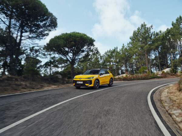 vrupa’nın en çok satılan SUV modeli Volkswagen T-Roc satışa sunulduVolkswagen SUV ailesinin en beğenilen modellerinden biri olan T-Roc, tamamen yenilenen iç ve dış tasarımı, gelişmiş motor ve yürür aksam teknolojileri, yeni nesil sürüş asistan sistemleriyle, başarılarla dolu hikayesinde yeni bir sayfa açıyor.Yeni tasarım detaylarıyla birlikte konfor ve kalite seviyesini daha da yükselten, MQB Evo platformu üzerine inşa edilen Yeni T-Roc; IQ.LIGHT – LED Matrix farlar, Araçtan Çıkış Uyarı Sistemi "Exit Warning System", Yarı Otonom Sürüş Asistanı "Travel Assist" ve Hafıza Fonksiyonlu Akıllı Park Asistanı "Park Assist Plus" gibi çok sayıda gelişmiş güvenlik ve sürüş destek sistemiyle donatıldı.Yeni T-Roc, Türkiye’de 3 farklı donanım seviyesi ve hafif hibrit (eTSI) motor seçeneğiyle satışa sunuldu.Volkswagen’in dünyada Tiguan’dan sonra en başarılı, Avrupa’nın ise en çok tercih edilen SUV modeli T-Roc tamamen yenilendi. 2017’de pazara sunulmasından bu yana 2 milyon adetten fazla üretilen model, ikinci nesliyle birlikte tasarım ve teknolojide standartları bir kez daha yukarı taşıyor.Daha karizmatik ve dikkat çekici bir tasarıma kavuşan Yeni T-Roc; bu modelde ilk kez sunulan gelişmiş hafif hibrit (eTSI) motoru, yüksek malzeme ve işçilik kalitesine sahip iç mekanı ve Tiguan ile Tayron modellerinden aktarılan yeni nesil bilgi-eğlence sistemine ev sahipliği yapan dijital kokpitiyle fark yaratıyor. Genişleyen yaşam alanı ve artırılan bagaj hacmi, sınıfında benzersiz olan Yarı Otonom Sürüş Asistanı "Travel Assist" gibi akıllı sürüş teknolojileriyle birleşerek Yeni T-Roc’u bir üst segmente taşıyor.Yeni nesille birlikte daha dinamik bir karakter kazanan T-Roc, güncellenen tasarımıyla markanın geleceğe dönük tasarım anlayışını güçlü biçimde ortaya koyuyor. Yeni tasarım, estetik ile işlevsellik arasındaki denge gözetilerek geliştirildi. Artık daha aerodinamik bir yapıya sahip olan model, 0,29 Cd sürtünme katsayısıyla bir önceki nesline kıyasla yaklaşık yüzde 10’luk bir iyileşme sunuyor. Yenilenen güç aktarma sistemleriyle birlikte, ikinci nesil T-Roc’un verimliliği ve performansı da belirgin şekilde artıyor.Verimli hafif hibrit motor seçenekleri
Yeni T-Roc, Volkswagen’in en gelişmiş motor teknolojilerinden biri olan 48 V hafif hibrit (eTSI) sistemine sahip 1.5 litrelik turboşarjlı 150 PS (110 kW) güç seçeneğiyle sunuluyor.T-Roc’ta ilk kez kullanılan 1.5 eTSI motor, yüksek verimlilik sağlayan gelişmiş hafif hibrit sistemlerle donatıldı. Rejeneratif fren teknolojisi sayesinde, frenleme sırasında açığa çıkan kinetik enerji elektrik enerjisine dönüştürülerek kompakt bir lityum-iyon bataryada depolanıyor. Bu sayede, verimli içten yanmalı motor seyir halindeyken belirli koşullarda devre dışı kalabiliyor. “Süzülme modu” olarak adlandırılan bu özellik, yakıt tüketimini azaltırken emisyon değerlerini de düşürüyor. Ayrıca bu sistem, ilk hareket esnasında ve anlık ekstra güce ihtiyaç duyulan zamanlarda, herhangi bir gecikme olmadan yaklaşık 18 PS (14 kW) ekstra güç ve 56 Nm ek tork desteği sunarak hem performansı hem de verimliliği destekliyor.Söz konusu hafif hibrit sistem sayesinde 100 km’de 0,5 litreye kadar ek yakıt tasarrufu elde edilebiliyor. Bu verimliliği, Gelişmiş Aktif Silindir Yönetimi “ACTPlus” teknolojisi de destekliyor. Dört silindirli bu motor, gerekli durumlarda iki silindirini devre dışı bırakarak yakıt tüketimini minimuma indiriyor.Daha geniş iç hacim
Yeni T-Roc, önceki nesline kıyasla 12,2 cm daha uzun gövdesi ve 2,8 cm artan aks mesafesiyle çok daha geniş bir iç hacim ve diz mesafesi sunuyor. Modelin geliştirme sürecinde, beş yolcu ve bagaj için mümkün olan en ferah yaşam alanını sunmak ön planda yer almış. Uzayan gövde sayesinde bagaj hacmi 30 litre artarak 475 litreye ulaşırken, arka koltukların bağımsız olarak katlanabilir yapısı ise kullanım esnekliğini artırıyor. Arka koltuklar yatırıldığında, Yeni T-Roc’ta1.350 litrelik bagaj kapasitesine ulaşılıyor.Yeni T-Roc’un iç mekan tasarımı, sade ama karakteristik bir çizgiye sahip. Yatay hatlar ve net yüzeyler genişlik hissini pekiştiriyor. Malzeme kalitesi ise sınıfında yeni bir referans noktası oluşturuyor. Ön panelde yumuşak dokulu ve yüksek kaliteli kumaş kaplamalar, ilk kez kullanılan delikli ve aydınlatma özelliğine sahip deri paneller ve dokunsal kalitesi yüksek koltuk kumaşları, Yeni T-Roc’un iç mekanını üst sınıf bir atmosfere taşıyor.Kullanım detayları da aynı titizlikle ele alınmış olan modelde, çok fonksiyonlu direksiyon üzerindeki ergonomik butonlar, yeni kapı açma kolu tasarımı ve çeşitli işlevleri kolayca kontrol etmeyi sağlayan Sürüş Deneyim Kumandası "Driving Experience Control", sürücünün tüm sistemlere sezgisel biçimde erişebildiği bir iç mekan deneyimi sunuyor.Üst seviye kalite
Kalite artık yeni bir seviyede. Volkswagen, 2025 yılında bir dönüm noktasını başlattı: Gerçek Volkswagen “True Volkswagen” sloganı altında marka; sade ve ayırt edici tasarım, güçlü fiyat- performans dengesi, yenilikçi teknolojiler, yüksek kalite ve sezgisel kullanım gibi kendine özgü güçlü yönlerini her zamankinden daha fazla ön plana çıkarıyor. Yeni T-Roc’un iç mekanı da bu yeni dönemin başlangıcını yansıtıyor. İç tasarım sade ve kendine özgü bir karaktere sahip; yatay olarak yapılandırılmış yüzeyler ve net çizgiler, ilk anda kolay bir yön bulma hissi sağlıyor. Malzeme kalitesi, bu sınıfta yeni bir standart tanımlıyor. Gösterge paneli bölgesinde kullanılan yumuşak dokulu, yüksek kaliteli ve kumaş kaplı yüzeyler; delikli ve aydınlatmalı deri trim detayları ile dokunsal ve görsel olarak etkileyici koltuk kumaşları, T-Roc’un standartlarını bir üst segmente taşıyor.Teknolojide büyük adım
İkinci nesil T-Roc, Volkswagen’in en gelişmiş MQB platformu olan MQB Evo üzerine inşa edildi. Bu sayede model, sınıfında fark yaratan yeni nesil konfor ve sürüş destek sistemleriyle donatıldı. MQB Evo mimarisi, Yeni T-Roc’un, aynı platformu paylaşan Golf, Passat, Tiguan ve Tayron modellerinde yer alan en güncel teknolojilerle uyumlu hale gelmesini de sağlıyor.Bir önceki nesilde yer alan Çift Bölgeli Tam Otomatik “Climatronic” klima sistemi, artık Üç Bölgeli Tam Otomatik Klima “Air Care Climatronic” ile güncellendi. Bu gelişmiş sistem, arka koltuk yolcuları için bağımsız iklim ayarı imkanı sağlayarak konfor seviyesini artırıyor.Yeni T-Roc’un sınıfındaki en dikkat çekici yeniliklerden biri, gelişmiş Yarı Otonom Sürüş Asistanı “Travel Assist” sisteminin sunulması. Travel Assist, zamanla sürücünün sürüş alışkanlıklarını öğrenerek aracı yalnızca şeridin tam ortasında tutmakla kalmıyor; tercih edilen sürüş stiline bağlı olarak sağ ya da sol çizgiye daha yakın bir konumda da aracı yarı otonom olarak ilerletebiliyor. Ayrıca sistem, virajlara uyum sağlayarak daha doğal ve konforlu bir sürüş deneyimi sunuyor.Güvenlik alanında öne çıkan bir diğer yenilik, Acil Durum Asistanı "Emergency Assist" sistemi. Sürücünün sağlık sorunu yaşaması veya tepki vermemesi durumunda devreye giren bu sistem, dörtlü ikazları yakarak aracın güvenli biçimde durmasını sağlıyor. Sistem ardından kapı kilitlerini ve iç aydınlatmaları açıyor ve çevredekilerin dikkatini çekip, yardıma çağırmak için kornayı aktif hale getiriyor. Bu sırada otomatik olarak 112 hattını arayıp, araç lokasyon bilgisini de gönderiyor.Yeni T-Roc’ta sunulan bir diğer ileri teknoloji, Araçtan Çıkış Uyarı Sistemi “Exit Warning System”. Bu sistem, arka taraftan, özellikle kör noktada kalabilecek, bisiklet, motosiklet veya scooter gibi küçük bir araç yaklaşırken, kapı açılmadan önce yolcuları uyararak risk oluşturan kazaların önlenmesine yardımcı oluyor.Ayrıca T-Roc, ilk kez Hafıza Fonksiyonlu Akıllı Park Asistanı "Park Assist Plus" sistemiyle de donatılıyor. Hafıza fonksiyonu sayesinde son 50 metre mesafeye kadar rotayı hafızaya alan bu sistem tam otomatik park etme olanağı sunuyor.Kapsamlı standart donanımYeni T-Roc, Life, Style ve R-Line donanım seviyeleriyle müşterileriyle buluşuyor. Giriş modeli olan Life, geniş bir standart donanım yelpazesine sahip. Bu donanım seviyesinde iç mekanda 10,25" Dijital Gösterge Paneli “Active Info Display”, 10,3" “Composition Media Plus” Bilgi ve Eğlence Sistemi, Sürüş Deneyim Kumandası “Driving Experience Control” ve 3 Bölgeli Tam Otomatik Klima “Air Care Climatronic” yer alıyor. Dış tasarımda ise 17" Lima alüminyum alaşımlı jantlar, LED farlar ve LED gündüz sürüş farları, Uzun Far Asistanı “Light Assist” ve LED stop lambaları öne çıkıyor. Kullanım kolaylığı sağlayan donanımlar arasında Anahtarsız Giriş ve Çalıştırma Sistemi “Keyless Access”, Akıllı Park Asistanı “Park Assist Plus”, Geri Görüş Kamerası “Rear Assist”, Park Mesafe Sensörleri ve Adaptif Hız Sabitleyici “ACC” bulunuyor.Style donanım seviyesinde ise Life donanıma ek olarak iç mekanda 10,25" Dijital Gösterge Paneli “Active Info Display Pro”, 12,9" “Discover Pro” Navigasyon Sistemi ve 6 hoparlörlü ses sistemi sunuluyor. Sürüş Deneyim kumandası “Driving Experience Control” kapsamında ele alınan farklı atmosfer modları, ısıtmalı ön koltuklar ve ısıtmalı direksiyon, ArtVelours Eco koltuk döşemeleri, ErgoActive sürücü koltuğu ile masaj özellikli ön koltuklar, 30 renkli ambiyans aydınlatması ve ön kapı içlerinde aydınlatmalı döşemeler de bu donanım seviyesinde standart olarak yer alıyor. Dış donanımda ise IQ.LIGHT – LED Matrix farlar ve Dinamik Uzun Far Asistanı “Dynamic Light Assist”,  dinamik sinyalli ve animasyon özellikli LED stop lambaları, önde ve arkada aydınlatmalı Volkswagen logoları, panoramik açılır cam tavan, gümüş tavan rayları ile karartılmış arka ve arka yan camlar öne çıkıyor. Sürüş destek sistemleri tarafında da donanım zenginleşiyor; Yarı Otonom Sürüş Asistanı “Travel Assist”, Acil Durum Asistanı “Emergency Assist”, Şerit Değiştirme Asistanı “Side Assist”, Arka Trafik Asistanı “Rear Traffic Assist” ve Araçtan Çıkış Uyarı Sistemi “Exit Warning System” Style donanım seviyesinde sunulan teknolojiler arasında yer alıyor.R-Line donanım seviyesinde ise Style’a ek olarak 18" “Coventry” alüminyum alaşımlı jantlar, spor süspansiyonlar ve progresif direksiyon sistemi sunuluyor. Bu donanımda, Style’da yer alan ergoActive sürücü koltuğu ve masaj özellikli ön koltukların yerine R-Line kumaş koltuk döşemesi ve Sports Comfort ön koltuklar standart olarak geliyor. İç ve dış tasarımda ise sportif karakteri vurgulayan detaylar öne çıkıyor. Spor R logolu direksiyon, R-Line tasarımlı tamponlar, siyah tavan döşemesi, ön kapılarda alüminyum görünümlü marşpiye kaplamaları ve paslanmaz çelik pedallar, R-Line donanımın ayırt edici unsurları arasında yer alıyor.Sürdürülebilirliğin en iyi örneği
Yeni T-Roc, sürdürülebilirliği ve kaliteyi etkileyici biçimde bir araya getiren bir model olarak öne çıkıyor. Volkswagen için çevresel duyarlılıkta önemli bir dönüm noktası niteliği taşıyan model, iç ve dış mekanında 140’a kadar bileşende tamamen ya da kısmen geri dönüştürülmüş malzemeler kullanıyor. Donanım seçeneğine bağlı olarak bu parçaların toplam ağırlığı yaklaşık 40 kilogram, yani aracın plastik kütlesinin yaklaşık yüzde 16’sına denk geliyor.Alt gövde kaplamaları, bagaj bölmesi kaplamaları, tavan döşemesi, ön kapı döşemeleri, tekerlek davlumbaz kaplamaları ve zemin kaplamaları gibi birçok bileşen geri dönüştürülmüş malzemelerden üretiliyor. Ayrıca, iç mekan tekstillerinin yüzde 85’e varan bölümü geri dönüştürülmüş materyallerden oluşuyor. Böylece, Yeni T-Roc, güncel Volkswagen modelleri arasında en yüksek geri dönüştürülmüş malzeme oranına sahip model konumuna yükseliyor.