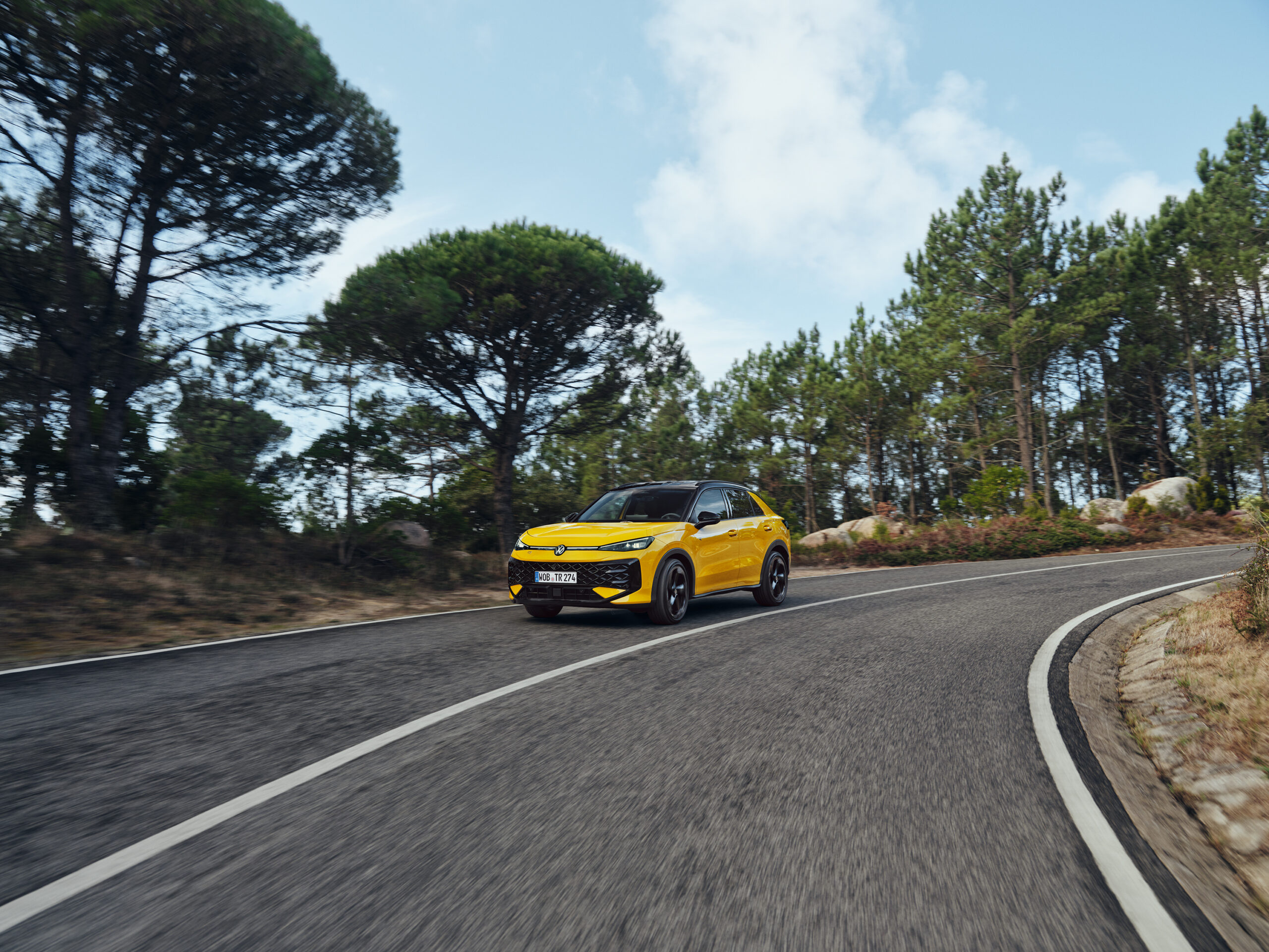 vrupa’nın en çok satılan SUV modeli Volkswagen T-Roc satışa sunuldu Volkswagen SUV ailesinin en beğenilen modellerinden biri olan T-Roc, tamamen yenilenen iç ve dış tasarımı, gelişmiş motor ve yürür aksam teknolojileri, yeni nesil sürüş asistan sistemleriyle, başarılarla dolu hikayesinde yeni bir sayfa açıyor. Yeni tasarım detaylarıyla birlikte konfor ve kalite seviyesini daha da yükselten, MQB Evo platformu üzerine inşa edilen Yeni T-Roc; IQ.LIGHT – LED Matrix farlar, Araçtan Çıkış Uyarı Sistemi "Exit Warning System", Yarı Otonom Sürüş Asistanı "Travel Assist" ve Hafıza Fonksiyonlu Akıllı Park Asistanı "Park Assist Plus" gibi çok sayıda gelişmiş güvenlik ve sürüş destek sistemiyle donatıldı. Yeni T-Roc, Türkiye’de 3 farklı donanım seviyesi ve hafif hibrit (eTSI) motor seçeneğiyle satışa sunuldu. Volkswagen’in dünyada Tiguan’dan sonra en başarılı, Avrupa’nın ise en çok tercih edilen SUV modeli T-Roc tamamen yenilendi. 2017’de pazara sunulmasından bu yana 2 milyon adetten fazla üretilen model, ikinci nesliyle birlikte tasarım ve teknolojide standartları bir kez daha yukarı taşıyor. Daha karizmatik ve dikkat çekici bir tasarıma kavuşan Yeni T-Roc; bu modelde ilk kez sunulan gelişmiş hafif hibrit (eTSI) motoru, yüksek malzeme ve işçilik kalitesine sahip iç mekanı ve Tiguan ile Tayron modellerinden aktarılan yeni nesil bilgi-eğlence sistemine ev sahipliği yapan dijital kokpitiyle fark yaratıyor. Genişleyen yaşam alanı ve artırılan bagaj hacmi, sınıfında benzersiz olan Yarı Otonom Sürüş Asistanı "Travel Assist" gibi akıllı sürüş teknolojileriyle birleşerek Yeni T-Roc’u bir üst segmente taşıyor. Yeni nesille birlikte daha dinamik bir karakter kazanan T-Roc, güncellenen tasarımıyla markanın geleceğe dönük tasarım anlayışını güçlü biçimde ortaya koyuyor. Yeni tasarım, estetik ile işlevsellik arasındaki denge gözetilerek geliştirildi. Artık daha aerodinamik bir yapıya sahip olan model, 0,29 Cd sürtünme katsayısıyla bir önceki nesline kıyasla yaklaşık yüzde 10’luk bir iyileşme sunuyor. Yenilenen güç aktarma sistemleriyle birlikte, ikinci nesil T-Roc’un verimliliği ve performansı da belirgin şekilde artıyor. Verimli hafif hibrit motor seçenekleri Yeni T-Roc, Volkswagen’in en gelişmiş motor teknolojilerinden biri olan 48 V hafif hibrit (eTSI) sistemine sahip 1.5 litrelik turboşarjlı 150 PS (110 kW) güç seçeneğiyle sunuluyor. T-Roc’ta ilk kez kullanılan 1.5 eTSI motor, yüksek verimlilik sağlayan gelişmiş hafif hibrit sistemlerle donatıldı. Rejeneratif fren teknolojisi sayesinde, frenleme sırasında açığa çıkan kinetik enerji elektrik enerjisine dönüştürülerek kompakt bir lityum-iyon bataryada depolanıyor. Bu sayede, verimli içten yanmalı motor seyir halindeyken belirli koşullarda devre dışı kalabiliyor. “Süzülme modu” olarak adlandırılan bu özellik, yakıt tüketimini azaltırken emisyon değerlerini de düşürüyor. Ayrıca bu sistem, ilk hareket esnasında ve anlık ekstra güce ihtiyaç duyulan zamanlarda, herhangi bir gecikme olmadan yaklaşık 18 PS (14 kW) ekstra güç ve 56 Nm ek tork desteği sunarak hem performansı hem de verimliliği destekliyor. Söz konusu hafif hibrit sistem sayesinde 100 km’de 0,5 litreye kadar ek yakıt tasarrufu elde edilebiliyor. Bu verimliliği, Gelişmiş Aktif Silindir Yönetimi “ACTPlus” teknolojisi de destekliyor. Dört silindirli bu motor, gerekli durumlarda iki silindirini devre dışı bırakarak yakıt tüketimini minimuma indiriyor. Daha geniş iç hacim Yeni T-Roc, önceki nesline kıyasla 12,2 cm daha uzun gövdesi ve 2,8 cm artan aks mesafesiyle çok daha geniş bir iç hacim ve diz mesafesi sunuyor. Modelin geliştirme sürecinde, beş yolcu ve bagaj için mümkün olan en ferah yaşam alanını sunmak ön planda yer almış. Uzayan gövde sayesinde bagaj hacmi 30 litre artarak 475 litreye ulaşırken, arka koltukların bağımsız olarak katlanabilir yapısı ise kullanım esnekliğini artırıyor. Arka koltuklar yatırıldığında, Yeni T-Roc’ta 1.350 litrelik bagaj kapasitesine ulaşılıyor. Yeni T-Roc’un iç mekan tasarımı, sade ama karakteristik bir çizgiye sahip. Yatay hatlar ve net yüzeyler genişlik hissini pekiştiriyor. Malzeme kalitesi ise sınıfında yeni bir referans noktası oluşturuyor. Ön panelde yumuşak dokulu ve yüksek kaliteli kumaş kaplamalar, ilk kez kullanılan delikli ve aydınlatma özelliğine sahip deri paneller ve dokunsal kalitesi yüksek koltuk kumaşları, Yeni T-Roc’un iç mekanını üst sınıf bir atmosfere taşıyor. Kullanım detayları da aynı titizlikle ele alınmış olan modelde, çok fonksiyonlu direksiyon üzerindeki ergonomik butonlar, yeni kapı açma kolu tasarımı ve çeşitli işlevleri kolayca kontrol etmeyi sağlayan Sürüş Deneyim Kumandası "Driving Experience Control", sürücünün tüm sistemlere sezgisel biçimde erişebildiği bir iç mekan deneyimi sunuyor. Üst seviye kalite Kalite artık yeni bir seviyede. Volkswagen, 2025 yılında bir dönüm noktasını başlattı: Gerçek Volkswagen “True Volkswagen” sloganı altında marka; sade ve ayırt edici tasarım, güçlü fiyat- performans dengesi, yenilikçi teknolojiler, yüksek kalite ve sezgisel kullanım gibi kendine özgü güçlü yönlerini her zamankinden daha fazla ön plana çıkarıyor. Yeni T-Roc’un iç mekanı da bu yeni dönemin başlangıcını yansıtıyor. İç tasarım sade ve kendine özgü bir karaktere sahip; yatay olarak yapılandırılmış yüzeyler ve net çizgiler, ilk anda kolay bir yön bulma hissi sağlıyor. Malzeme kalitesi, bu sınıfta yeni bir standart tanımlıyor. Gösterge paneli bölgesinde kullanılan yumuşak dokulu, yüksek kaliteli ve kumaş kaplı yüzeyler; delikli ve aydınlatmalı deri trim detayları ile dokunsal ve görsel olarak etkileyici koltuk kumaşları, T-Roc’un standartlarını bir üst segmente taşıyor. Teknolojide büyük adım İkinci nesil T-Roc, Volkswagen’in en gelişmiş MQB platformu olan MQB Evo üzerine inşa edildi. Bu sayede model, sınıfında fark yaratan yeni nesil konfor ve sürüş destek sistemleriyle donatıldı. MQB Evo mimarisi, Yeni T-Roc’un, aynı platformu paylaşan Golf, Passat, Tiguan ve Tayron modellerinde yer alan en güncel teknolojilerle uyumlu hale gelmesini de sağlıyor. Bir önceki nesilde yer alan Çift Bölgeli Tam Otomatik “Climatronic” klima sistemi, artık Üç Bölgeli Tam Otomatik Klima “Air Care Climatronic” ile güncellendi. Bu gelişmiş sistem, arka koltuk yolcuları için bağımsız iklim ayarı imkanı sağlayarak konfor seviyesini artırıyor. Yeni T-Roc’un sınıfındaki en dikkat çekici yeniliklerden biri, gelişmiş Yarı Otonom Sürüş Asistanı “Travel Assist” sisteminin sunulması. Travel Assist, zamanla sürücünün sürüş alışkanlıklarını öğrenerek aracı yalnızca şeridin tam ortasında tutmakla kalmıyor; tercih edilen sürüş stiline bağlı olarak sağ ya da sol çizgiye daha yakın bir konumda da aracı yarı otonom olarak ilerletebiliyor. Ayrıca sistem, virajlara uyum sağlayarak daha doğal ve konforlu bir sürüş deneyimi sunuyor. Güvenlik alanında öne çıkan bir diğer yenilik, Acil Durum Asistanı "Emergency Assist" sistemi. Sürücünün sağlık sorunu yaşaması veya tepki vermemesi durumunda devreye giren bu sistem, dörtlü ikazları yakarak aracın güvenli biçimde durmasını sağlıyor. Sistem ardından kapı kilitlerini ve iç aydınlatmaları açıyor ve çevredekilerin dikkatini çekip, yardıma çağırmak için kornayı aktif hale getiriyor. Bu sırada otomatik olarak 112 hattını arayıp, araç lokasyon bilgisini de gönderiyor. Yeni T-Roc’ta sunulan bir diğer ileri teknoloji, Araçtan Çıkış Uyarı Sistemi “Exit Warning System”. Bu sistem, arka taraftan, özellikle kör noktada kalabilecek, bisiklet, motosiklet veya scooter gibi küçük bir araç yaklaşırken, kapı açılmadan önce yolcuları uyararak risk oluşturan kazaların önlenmesine yardımcı oluyor. Ayrıca T-Roc, ilk kez Hafıza Fonksiyonlu Akıllı Park Asistanı "Park Assist Plus" sistemiyle de donatılıyor. Hafıza fonksiyonu sayesinde son 50 metre mesafeye kadar rotayı hafızaya alan bu sistem tam otomatik park etme olanağı sunuyor. Kapsamlı standart donanım Yeni T-Roc, Life, Style ve R-Line donanım seviyeleriyle müşterileriyle buluşuyor. Giriş modeli olan Life, geniş bir standart donanım yelpazesine sahip. Bu donanım seviyesinde iç mekanda 10,25" Dijital Gösterge Paneli “Active Info Display”, 10,3" “Composition Media Plus” Bilgi ve Eğlence Sistemi, Sürüş Deneyim Kumandası “Driving Experience Control” ve 3 Bölgeli Tam Otomatik Klima “Air Care Climatronic” yer alıyor. Dış tasarımda ise 17" Lima alüminyum alaşımlı jantlar, LED farlar ve LED gündüz sürüş farları, Uzun Far Asistanı “Light Assist” ve LED stop lambaları öne çıkıyor. Kullanım kolaylığı sağlayan donanımlar arasında Anahtarsız Giriş ve Çalıştırma Sistemi “Keyless Access”, Akıllı Park Asistanı “Park Assist Plus”, Geri Görüş Kamerası “Rear Assist”, Park Mesafe Sensörleri ve Adaptif Hız Sabitleyici “ACC” bulunuyor. Style donanım seviyesinde ise Life donanıma ek olarak iç mekanda 10,25" Dijital Gösterge Paneli “Active Info Display Pro”, 12,9" “Discover Pro” Navigasyon Sistemi ve 6 hoparlörlü ses sistemi sunuluyor. Sürüş Deneyim kumandası “Driving Experience Control” kapsamında ele alınan farklı atmosfer modları, ısıtmalı ön koltuklar ve ısıtmalı direksiyon, ArtVelours Eco koltuk döşemeleri, ErgoActive sürücü koltuğu ile masaj özellikli ön koltuklar, 30 renkli ambiyans aydınlatması ve ön kapı içlerinde aydınlatmalı döşemeler de bu donanım seviyesinde standart olarak yer alıyor. Dış donanımda ise IQ.LIGHT – LED Matrix farlar ve Dinamik Uzun Far Asistanı “Dynamic Light Assist”, dinamik sinyalli ve animasyon özellikli LED stop lambaları, önde ve arkada aydınlatmalı Volkswagen logoları, panoramik açılır cam tavan, gümüş tavan rayları ile karartılmış arka ve arka yan camlar öne çıkıyor. Sürüş destek sistemleri tarafında da donanım zenginleşiyor; Yarı Otonom Sürüş Asistanı “Travel Assist”, Acil Durum Asistanı “Emergency Assist”, Şerit Değiştirme Asistanı “Side Assist”, Arka Trafik Asistanı “Rear Traffic Assist” ve Araçtan Çıkış Uyarı Sistemi “Exit Warning System” Style donanım seviyesinde sunulan teknolojiler arasında yer alıyor. R-Line donanım seviyesinde ise Style’a ek olarak 18" “Coventry” alüminyum alaşımlı jantlar, spor süspansiyonlar ve progresif direksiyon sistemi sunuluyor. Bu donanımda, Style’da yer alan ergoActive sürücü koltuğu ve masaj özellikli ön koltukların yerine R-Line kumaş koltuk döşemesi ve Sports Comfort ön koltuklar standart olarak geliyor. İç ve dış tasarımda ise sportif karakteri vurgulayan detaylar öne çıkıyor. Spor R logolu direksiyon, R-Line tasarımlı tamponlar, siyah tavan döşemesi, ön kapılarda alüminyum görünümlü marşpiye kaplamaları ve paslanmaz çelik pedallar, R-Line donanımın ayırt edici unsurları arasında yer alıyor. Sürdürülebilirliğin en iyi örneği Yeni T-Roc, sürdürülebilirliği ve kaliteyi etkileyici biçimde bir araya getiren bir model olarak öne çıkıyor. Volkswagen için çevresel duyarlılıkta önemli bir dönüm noktası niteliği taşıyan model, iç ve dış mekanında 140’a kadar bileşende tamamen ya da kısmen geri dönüştürülmüş malzemeler kullanıyor. Donanım seçeneğine bağlı olarak bu parçaların toplam ağırlığı yaklaşık 40 kilogram, yani aracın plastik kütlesinin yaklaşık yüzde 16’sına denk geliyor. Alt gövde kaplamaları, bagaj bölmesi kaplamaları, tavan döşemesi, ön kapı döşemeleri, tekerlek davlumbaz kaplamaları ve zemin kaplamaları gibi birçok bileşen geri dönüştürülmüş malzemelerden üretiliyor. Ayrıca, iç mekan tekstillerinin yüzde 85’e varan bölümü geri dönüştürülmüş materyallerden oluşuyor. Böylece, Yeni T-Roc, güncel Volkswagen modelleri arasında en yüksek geri dönüştürülmüş malzeme oranına sahip model konumuna yükseliyor.