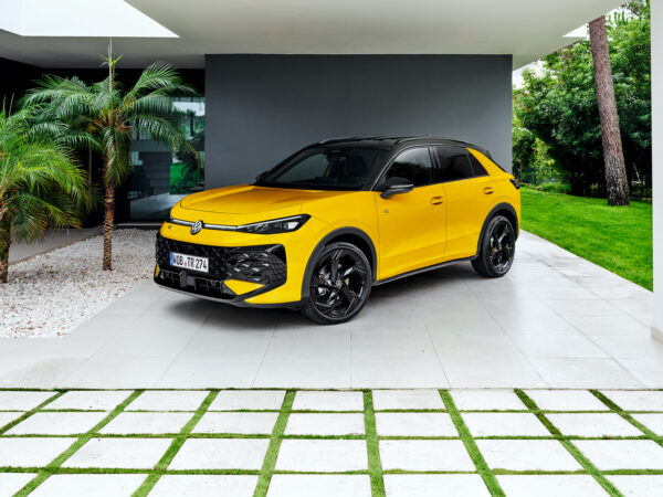 vrupa’nın en çok satılan SUV modeli Volkswagen T-Roc satışa sunulduVolkswagen SUV ailesinin en beğenilen modellerinden biri olan T-Roc, tamamen yenilenen iç ve dış tasarımı, gelişmiş motor ve yürür aksam teknolojileri, yeni nesil sürüş asistan sistemleriyle, başarılarla dolu hikayesinde yeni bir sayfa açıyor.Yeni tasarım detaylarıyla birlikte konfor ve kalite seviyesini daha da yükselten, MQB Evo platformu üzerine inşa edilen Yeni T-Roc; IQ.LIGHT – LED Matrix farlar, Araçtan Çıkış Uyarı Sistemi "Exit Warning System", Yarı Otonom Sürüş Asistanı "Travel Assist" ve Hafıza Fonksiyonlu Akıllı Park Asistanı "Park Assist Plus" gibi çok sayıda gelişmiş güvenlik ve sürüş destek sistemiyle donatıldı.Yeni T-Roc, Türkiye’de 3 farklı donanım seviyesi ve hafif hibrit (eTSI) motor seçeneğiyle satışa sunuldu.Volkswagen’in dünyada Tiguan’dan sonra en başarılı, Avrupa’nın ise en çok tercih edilen SUV modeli T-Roc tamamen yenilendi. 2017’de pazara sunulmasından bu yana 2 milyon adetten fazla üretilen model, ikinci nesliyle birlikte tasarım ve teknolojide standartları bir kez daha yukarı taşıyor.Daha karizmatik ve dikkat çekici bir tasarıma kavuşan Yeni T-Roc; bu modelde ilk kez sunulan gelişmiş hafif hibrit (eTSI) motoru, yüksek malzeme ve işçilik kalitesine sahip iç mekanı ve Tiguan ile Tayron modellerinden aktarılan yeni nesil bilgi-eğlence sistemine ev sahipliği yapan dijital kokpitiyle fark yaratıyor. Genişleyen yaşam alanı ve artırılan bagaj hacmi, sınıfında benzersiz olan Yarı Otonom Sürüş Asistanı "Travel Assist" gibi akıllı sürüş teknolojileriyle birleşerek Yeni T-Roc’u bir üst segmente taşıyor.Yeni nesille birlikte daha dinamik bir karakter kazanan T-Roc, güncellenen tasarımıyla markanın geleceğe dönük tasarım anlayışını güçlü biçimde ortaya koyuyor. Yeni tasarım, estetik ile işlevsellik arasındaki denge gözetilerek geliştirildi. Artık daha aerodinamik bir yapıya sahip olan model, 0,29 Cd sürtünme katsayısıyla bir önceki nesline kıyasla yaklaşık yüzde 10’luk bir iyileşme sunuyor. Yenilenen güç aktarma sistemleriyle birlikte, ikinci nesil T-Roc’un verimliliği ve performansı da belirgin şekilde artıyor.Verimli hafif hibrit motor seçenekleri
Yeni T-Roc, Volkswagen’in en gelişmiş motor teknolojilerinden biri olan 48 V hafif hibrit (eTSI) sistemine sahip 1.5 litrelik turboşarjlı 150 PS (110 kW) güç seçeneğiyle sunuluyor.T-Roc’ta ilk kez kullanılan 1.5 eTSI motor, yüksek verimlilik sağlayan gelişmiş hafif hibrit sistemlerle donatıldı. Rejeneratif fren teknolojisi sayesinde, frenleme sırasında açığa çıkan kinetik enerji elektrik enerjisine dönüştürülerek kompakt bir lityum-iyon bataryada depolanıyor. Bu sayede, verimli içten yanmalı motor seyir halindeyken belirli koşullarda devre dışı kalabiliyor. “Süzülme modu” olarak adlandırılan bu özellik, yakıt tüketimini azaltırken emisyon değerlerini de düşürüyor. Ayrıca bu sistem, ilk hareket esnasında ve anlık ekstra güce ihtiyaç duyulan zamanlarda, herhangi bir gecikme olmadan yaklaşık 18 PS (14 kW) ekstra güç ve 56 Nm ek tork desteği sunarak hem performansı hem de verimliliği destekliyor.Söz konusu hafif hibrit sistem sayesinde 100 km’de 0,5 litreye kadar ek yakıt tasarrufu elde edilebiliyor. Bu verimliliği, Gelişmiş Aktif Silindir Yönetimi “ACTPlus” teknolojisi de destekliyor. Dört silindirli bu motor, gerekli durumlarda iki silindirini devre dışı bırakarak yakıt tüketimini minimuma indiriyor.Daha geniş iç hacim
Yeni T-Roc, önceki nesline kıyasla 12,2 cm daha uzun gövdesi ve 2,8 cm artan aks mesafesiyle çok daha geniş bir iç hacim ve diz mesafesi sunuyor. Modelin geliştirme sürecinde, beş yolcu ve bagaj için mümkün olan en ferah yaşam alanını sunmak ön planda yer almış. Uzayan gövde sayesinde bagaj hacmi 30 litre artarak 475 litreye ulaşırken, arka koltukların bağımsız olarak katlanabilir yapısı ise kullanım esnekliğini artırıyor. Arka koltuklar yatırıldığında, Yeni T-Roc’ta1.350 litrelik bagaj kapasitesine ulaşılıyor.Yeni T-Roc’un iç mekan tasarımı, sade ama karakteristik bir çizgiye sahip. Yatay hatlar ve net yüzeyler genişlik hissini pekiştiriyor. Malzeme kalitesi ise sınıfında yeni bir referans noktası oluşturuyor. Ön panelde yumuşak dokulu ve yüksek kaliteli kumaş kaplamalar, ilk kez kullanılan delikli ve aydınlatma özelliğine sahip deri paneller ve dokunsal kalitesi yüksek koltuk kumaşları, Yeni T-Roc’un iç mekanını üst sınıf bir atmosfere taşıyor.Kullanım detayları da aynı titizlikle ele alınmış olan modelde, çok fonksiyonlu direksiyon üzerindeki ergonomik butonlar, yeni kapı açma kolu tasarımı ve çeşitli işlevleri kolayca kontrol etmeyi sağlayan Sürüş Deneyim Kumandası "Driving Experience Control", sürücünün tüm sistemlere sezgisel biçimde erişebildiği bir iç mekan deneyimi sunuyor.Üst seviye kalite
Kalite artık yeni bir seviyede. Volkswagen, 2025 yılında bir dönüm noktasını başlattı: Gerçek Volkswagen “True Volkswagen” sloganı altında marka; sade ve ayırt edici tasarım, güçlü fiyat- performans dengesi, yenilikçi teknolojiler, yüksek kalite ve sezgisel kullanım gibi kendine özgü güçlü yönlerini her zamankinden daha fazla ön plana çıkarıyor. Yeni T-Roc’un iç mekanı da bu yeni dönemin başlangıcını yansıtıyor. İç tasarım sade ve kendine özgü bir karaktere sahip; yatay olarak yapılandırılmış yüzeyler ve net çizgiler, ilk anda kolay bir yön bulma hissi sağlıyor. Malzeme kalitesi, bu sınıfta yeni bir standart tanımlıyor. Gösterge paneli bölgesinde kullanılan yumuşak dokulu, yüksek kaliteli ve kumaş kaplı yüzeyler; delikli ve aydınlatmalı deri trim detayları ile dokunsal ve görsel olarak etkileyici koltuk kumaşları, T-Roc’un standartlarını bir üst segmente taşıyor.Teknolojide büyük adım
İkinci nesil T-Roc, Volkswagen’in en gelişmiş MQB platformu olan MQB Evo üzerine inşa edildi. Bu sayede model, sınıfında fark yaratan yeni nesil konfor ve sürüş destek sistemleriyle donatıldı. MQB Evo mimarisi, Yeni T-Roc’un, aynı platformu paylaşan Golf, Passat, Tiguan ve Tayron modellerinde yer alan en güncel teknolojilerle uyumlu hale gelmesini de sağlıyor.Bir önceki nesilde yer alan Çift Bölgeli Tam Otomatik “Climatronic” klima sistemi, artık Üç Bölgeli Tam Otomatik Klima “Air Care Climatronic” ile güncellendi. Bu gelişmiş sistem, arka koltuk yolcuları için bağımsız iklim ayarı imkanı sağlayarak konfor seviyesini artırıyor.Yeni T-Roc’un sınıfındaki en dikkat çekici yeniliklerden biri, gelişmiş Yarı Otonom Sürüş Asistanı “Travel Assist” sisteminin sunulması. Travel Assist, zamanla sürücünün sürüş alışkanlıklarını öğrenerek aracı yalnızca şeridin tam ortasında tutmakla kalmıyor; tercih edilen sürüş stiline bağlı olarak sağ ya da sol çizgiye daha yakın bir konumda da aracı yarı otonom olarak ilerletebiliyor. Ayrıca sistem, virajlara uyum sağlayarak daha doğal ve konforlu bir sürüş deneyimi sunuyor.Güvenlik alanında öne çıkan bir diğer yenilik, Acil Durum Asistanı "Emergency Assist" sistemi. Sürücünün sağlık sorunu yaşaması veya tepki vermemesi durumunda devreye giren bu sistem, dörtlü ikazları yakarak aracın güvenli biçimde durmasını sağlıyor. Sistem ardından kapı kilitlerini ve iç aydınlatmaları açıyor ve çevredekilerin dikkatini çekip, yardıma çağırmak için kornayı aktif hale getiriyor. Bu sırada otomatik olarak 112 hattını arayıp, araç lokasyon bilgisini de gönderiyor.Yeni T-Roc’ta sunulan bir diğer ileri teknoloji, Araçtan Çıkış Uyarı Sistemi “Exit Warning System”. Bu sistem, arka taraftan, özellikle kör noktada kalabilecek, bisiklet, motosiklet veya scooter gibi küçük bir araç yaklaşırken, kapı açılmadan önce yolcuları uyararak risk oluşturan kazaların önlenmesine yardımcı oluyor.Ayrıca T-Roc, ilk kez Hafıza Fonksiyonlu Akıllı Park Asistanı "Park Assist Plus" sistemiyle de donatılıyor. Hafıza fonksiyonu sayesinde son 50 metre mesafeye kadar rotayı hafızaya alan bu sistem tam otomatik park etme olanağı sunuyor.Kapsamlı standart donanımYeni T-Roc, Life, Style ve R-Line donanım seviyeleriyle müşterileriyle buluşuyor. Giriş modeli olan Life, geniş bir standart donanım yelpazesine sahip. Bu donanım seviyesinde iç mekanda 10,25" Dijital Gösterge Paneli “Active Info Display”, 10,3" “Composition Media Plus” Bilgi ve Eğlence Sistemi, Sürüş Deneyim Kumandası “Driving Experience Control” ve 3 Bölgeli Tam Otomatik Klima “Air Care Climatronic” yer alıyor. Dış tasarımda ise 17" Lima alüminyum alaşımlı jantlar, LED farlar ve LED gündüz sürüş farları, Uzun Far Asistanı “Light Assist” ve LED stop lambaları öne çıkıyor. Kullanım kolaylığı sağlayan donanımlar arasında Anahtarsız Giriş ve Çalıştırma Sistemi “Keyless Access”, Akıllı Park Asistanı “Park Assist Plus”, Geri Görüş Kamerası “Rear Assist”, Park Mesafe Sensörleri ve Adaptif Hız Sabitleyici “ACC” bulunuyor.Style donanım seviyesinde ise Life donanıma ek olarak iç mekanda 10,25" Dijital Gösterge Paneli “Active Info Display Pro”, 12,9" “Discover Pro” Navigasyon Sistemi ve 6 hoparlörlü ses sistemi sunuluyor. Sürüş Deneyim kumandası “Driving Experience Control” kapsamında ele alınan farklı atmosfer modları, ısıtmalı ön koltuklar ve ısıtmalı direksiyon, ArtVelours Eco koltuk döşemeleri, ErgoActive sürücü koltuğu ile masaj özellikli ön koltuklar, 30 renkli ambiyans aydınlatması ve ön kapı içlerinde aydınlatmalı döşemeler de bu donanım seviyesinde standart olarak yer alıyor. Dış donanımda ise IQ.LIGHT – LED Matrix farlar ve Dinamik Uzun Far Asistanı “Dynamic Light Assist”,  dinamik sinyalli ve animasyon özellikli LED stop lambaları, önde ve arkada aydınlatmalı Volkswagen logoları, panoramik açılır cam tavan, gümüş tavan rayları ile karartılmış arka ve arka yan camlar öne çıkıyor. Sürüş destek sistemleri tarafında da donanım zenginleşiyor; Yarı Otonom Sürüş Asistanı “Travel Assist”, Acil Durum Asistanı “Emergency Assist”, Şerit Değiştirme Asistanı “Side Assist”, Arka Trafik Asistanı “Rear Traffic Assist” ve Araçtan Çıkış Uyarı Sistemi “Exit Warning System” Style donanım seviyesinde sunulan teknolojiler arasında yer alıyor.R-Line donanım seviyesinde ise Style’a ek olarak 18" “Coventry” alüminyum alaşımlı jantlar, spor süspansiyonlar ve progresif direksiyon sistemi sunuluyor. Bu donanımda, Style’da yer alan ergoActive sürücü koltuğu ve masaj özellikli ön koltukların yerine R-Line kumaş koltuk döşemesi ve Sports Comfort ön koltuklar standart olarak geliyor. İç ve dış tasarımda ise sportif karakteri vurgulayan detaylar öne çıkıyor. Spor R logolu direksiyon, R-Line tasarımlı tamponlar, siyah tavan döşemesi, ön kapılarda alüminyum görünümlü marşpiye kaplamaları ve paslanmaz çelik pedallar, R-Line donanımın ayırt edici unsurları arasında yer alıyor.Sürdürülebilirliğin en iyi örneği
Yeni T-Roc, sürdürülebilirliği ve kaliteyi etkileyici biçimde bir araya getiren bir model olarak öne çıkıyor. Volkswagen için çevresel duyarlılıkta önemli bir dönüm noktası niteliği taşıyan model, iç ve dış mekanında 140’a kadar bileşende tamamen ya da kısmen geri dönüştürülmüş malzemeler kullanıyor. Donanım seçeneğine bağlı olarak bu parçaların toplam ağırlığı yaklaşık 40 kilogram, yani aracın plastik kütlesinin yaklaşık yüzde 16’sına denk geliyor.Alt gövde kaplamaları, bagaj bölmesi kaplamaları, tavan döşemesi, ön kapı döşemeleri, tekerlek davlumbaz kaplamaları ve zemin kaplamaları gibi birçok bileşen geri dönüştürülmüş malzemelerden üretiliyor. Ayrıca, iç mekan tekstillerinin yüzde 85’e varan bölümü geri dönüştürülmüş materyallerden oluşuyor. Böylece, Yeni T-Roc, güncel Volkswagen modelleri arasında en yüksek geri dönüştürülmüş malzeme oranına sahip model konumuna yükseliyor.