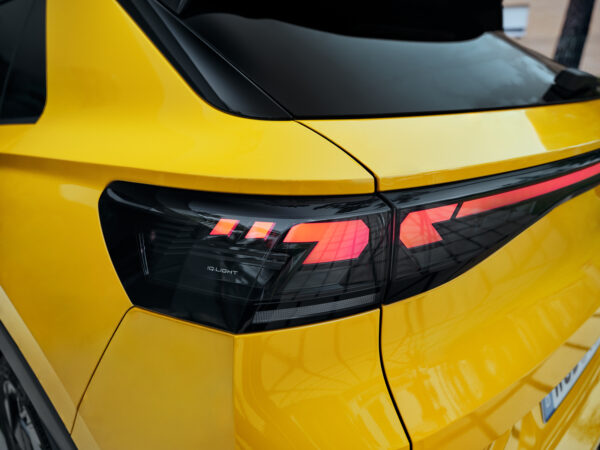 vrupa’nın en çok satılan SUV modeli Volkswagen T-Roc satışa sunulduVolkswagen SUV ailesinin en beğenilen modellerinden biri olan T-Roc, tamamen yenilenen iç ve dış tasarımı, gelişmiş motor ve yürür aksam teknolojileri, yeni nesil sürüş asistan sistemleriyle, başarılarla dolu hikayesinde yeni bir sayfa açıyor.Yeni tasarım detaylarıyla birlikte konfor ve kalite seviyesini daha da yükselten, MQB Evo platformu üzerine inşa edilen Yeni T-Roc; IQ.LIGHT – LED Matrix farlar, Araçtan Çıkış Uyarı Sistemi "Exit Warning System", Yarı Otonom Sürüş Asistanı "Travel Assist" ve Hafıza Fonksiyonlu Akıllı Park Asistanı "Park Assist Plus" gibi çok sayıda gelişmiş güvenlik ve sürüş destek sistemiyle donatıldı.Yeni T-Roc, Türkiye’de 3 farklı donanım seviyesi ve hafif hibrit (eTSI) motor seçeneğiyle satışa sunuldu.Volkswagen’in dünyada Tiguan’dan sonra en başarılı, Avrupa’nın ise en çok tercih edilen SUV modeli T-Roc tamamen yenilendi. 2017’de pazara sunulmasından bu yana 2 milyon adetten fazla üretilen model, ikinci nesliyle birlikte tasarım ve teknolojide standartları bir kez daha yukarı taşıyor.Daha karizmatik ve dikkat çekici bir tasarıma kavuşan Yeni T-Roc; bu modelde ilk kez sunulan gelişmiş hafif hibrit (eTSI) motoru, yüksek malzeme ve işçilik kalitesine sahip iç mekanı ve Tiguan ile Tayron modellerinden aktarılan yeni nesil bilgi-eğlence sistemine ev sahipliği yapan dijital kokpitiyle fark yaratıyor. Genişleyen yaşam alanı ve artırılan bagaj hacmi, sınıfında benzersiz olan Yarı Otonom Sürüş Asistanı "Travel Assist" gibi akıllı sürüş teknolojileriyle birleşerek Yeni T-Roc’u bir üst segmente taşıyor.Yeni nesille birlikte daha dinamik bir karakter kazanan T-Roc, güncellenen tasarımıyla markanın geleceğe dönük tasarım anlayışını güçlü biçimde ortaya koyuyor. Yeni tasarım, estetik ile işlevsellik arasındaki denge gözetilerek geliştirildi. Artık daha aerodinamik bir yapıya sahip olan model, 0,29 Cd sürtünme katsayısıyla bir önceki nesline kıyasla yaklaşık yüzde 10’luk bir iyileşme sunuyor. Yenilenen güç aktarma sistemleriyle birlikte, ikinci nesil T-Roc’un verimliliği ve performansı da belirgin şekilde artıyor.Verimli hafif hibrit motor seçenekleri
Yeni T-Roc, Volkswagen’in en gelişmiş motor teknolojilerinden biri olan 48 V hafif hibrit (eTSI) sistemine sahip 1.5 litrelik turboşarjlı 150 PS (110 kW) güç seçeneğiyle sunuluyor.T-Roc’ta ilk kez kullanılan 1.5 eTSI motor, yüksek verimlilik sağlayan gelişmiş hafif hibrit sistemlerle donatıldı. Rejeneratif fren teknolojisi sayesinde, frenleme sırasında açığa çıkan kinetik enerji elektrik enerjisine dönüştürülerek kompakt bir lityum-iyon bataryada depolanıyor. Bu sayede, verimli içten yanmalı motor seyir halindeyken belirli koşullarda devre dışı kalabiliyor. “Süzülme modu” olarak adlandırılan bu özellik, yakıt tüketimini azaltırken emisyon değerlerini de düşürüyor. Ayrıca bu sistem, ilk hareket esnasında ve anlık ekstra güce ihtiyaç duyulan zamanlarda, herhangi bir gecikme olmadan yaklaşık 18 PS (14 kW) ekstra güç ve 56 Nm ek tork desteği sunarak hem performansı hem de verimliliği destekliyor.Söz konusu hafif hibrit sistem sayesinde 100 km’de 0,5 litreye kadar ek yakıt tasarrufu elde edilebiliyor. Bu verimliliği, Gelişmiş Aktif Silindir Yönetimi “ACTPlus” teknolojisi de destekliyor. Dört silindirli bu motor, gerekli durumlarda iki silindirini devre dışı bırakarak yakıt tüketimini minimuma indiriyor.Daha geniş iç hacim
Yeni T-Roc, önceki nesline kıyasla 12,2 cm daha uzun gövdesi ve 2,8 cm artan aks mesafesiyle çok daha geniş bir iç hacim ve diz mesafesi sunuyor. Modelin geliştirme sürecinde, beş yolcu ve bagaj için mümkün olan en ferah yaşam alanını sunmak ön planda yer almış. Uzayan gövde sayesinde bagaj hacmi 30 litre artarak 475 litreye ulaşırken, arka koltukların bağımsız olarak katlanabilir yapısı ise kullanım esnekliğini artırıyor. Arka koltuklar yatırıldığında, Yeni T-Roc’ta1.350 litrelik bagaj kapasitesine ulaşılıyor.Yeni T-Roc’un iç mekan tasarımı, sade ama karakteristik bir çizgiye sahip. Yatay hatlar ve net yüzeyler genişlik hissini pekiştiriyor. Malzeme kalitesi ise sınıfında yeni bir referans noktası oluşturuyor. Ön panelde yumuşak dokulu ve yüksek kaliteli kumaş kaplamalar, ilk kez kullanılan delikli ve aydınlatma özelliğine sahip deri paneller ve dokunsal kalitesi yüksek koltuk kumaşları, Yeni T-Roc’un iç mekanını üst sınıf bir atmosfere taşıyor.Kullanım detayları da aynı titizlikle ele alınmış olan modelde, çok fonksiyonlu direksiyon üzerindeki ergonomik butonlar, yeni kapı açma kolu tasarımı ve çeşitli işlevleri kolayca kontrol etmeyi sağlayan Sürüş Deneyim Kumandası "Driving Experience Control", sürücünün tüm sistemlere sezgisel biçimde erişebildiği bir iç mekan deneyimi sunuyor.Üst seviye kalite
Kalite artık yeni bir seviyede. Volkswagen, 2025 yılında bir dönüm noktasını başlattı: Gerçek Volkswagen “True Volkswagen” sloganı altında marka; sade ve ayırt edici tasarım, güçlü fiyat- performans dengesi, yenilikçi teknolojiler, yüksek kalite ve sezgisel kullanım gibi kendine özgü güçlü yönlerini her zamankinden daha fazla ön plana çıkarıyor. Yeni T-Roc’un iç mekanı da bu yeni dönemin başlangıcını yansıtıyor. İç tasarım sade ve kendine özgü bir karaktere sahip; yatay olarak yapılandırılmış yüzeyler ve net çizgiler, ilk anda kolay bir yön bulma hissi sağlıyor. Malzeme kalitesi, bu sınıfta yeni bir standart tanımlıyor. Gösterge paneli bölgesinde kullanılan yumuşak dokulu, yüksek kaliteli ve kumaş kaplı yüzeyler; delikli ve aydınlatmalı deri trim detayları ile dokunsal ve görsel olarak etkileyici koltuk kumaşları, T-Roc’un standartlarını bir üst segmente taşıyor.Teknolojide büyük adım
İkinci nesil T-Roc, Volkswagen’in en gelişmiş MQB platformu olan MQB Evo üzerine inşa edildi. Bu sayede model, sınıfında fark yaratan yeni nesil konfor ve sürüş destek sistemleriyle donatıldı. MQB Evo mimarisi, Yeni T-Roc’un, aynı platformu paylaşan Golf, Passat, Tiguan ve Tayron modellerinde yer alan en güncel teknolojilerle uyumlu hale gelmesini de sağlıyor.Bir önceki nesilde yer alan Çift Bölgeli Tam Otomatik “Climatronic” klima sistemi, artık Üç Bölgeli Tam Otomatik Klima “Air Care Climatronic” ile güncellendi. Bu gelişmiş sistem, arka koltuk yolcuları için bağımsız iklim ayarı imkanı sağlayarak konfor seviyesini artırıyor.Yeni T-Roc’un sınıfındaki en dikkat çekici yeniliklerden biri, gelişmiş Yarı Otonom Sürüş Asistanı “Travel Assist” sisteminin sunulması. Travel Assist, zamanla sürücünün sürüş alışkanlıklarını öğrenerek aracı yalnızca şeridin tam ortasında tutmakla kalmıyor; tercih edilen sürüş stiline bağlı olarak sağ ya da sol çizgiye daha yakın bir konumda da aracı yarı otonom olarak ilerletebiliyor. Ayrıca sistem, virajlara uyum sağlayarak daha doğal ve konforlu bir sürüş deneyimi sunuyor.Güvenlik alanında öne çıkan bir diğer yenilik, Acil Durum Asistanı "Emergency Assist" sistemi. Sürücünün sağlık sorunu yaşaması veya tepki vermemesi durumunda devreye giren bu sistem, dörtlü ikazları yakarak aracın güvenli biçimde durmasını sağlıyor. Sistem ardından kapı kilitlerini ve iç aydınlatmaları açıyor ve çevredekilerin dikkatini çekip, yardıma çağırmak için kornayı aktif hale getiriyor. Bu sırada otomatik olarak 112 hattını arayıp, araç lokasyon bilgisini de gönderiyor.Yeni T-Roc’ta sunulan bir diğer ileri teknoloji, Araçtan Çıkış Uyarı Sistemi “Exit Warning System”. Bu sistem, arka taraftan, özellikle kör noktada kalabilecek, bisiklet, motosiklet veya scooter gibi küçük bir araç yaklaşırken, kapı açılmadan önce yolcuları uyararak risk oluşturan kazaların önlenmesine yardımcı oluyor.Ayrıca T-Roc, ilk kez Hafıza Fonksiyonlu Akıllı Park Asistanı "Park Assist Plus" sistemiyle de donatılıyor. Hafıza fonksiyonu sayesinde son 50 metre mesafeye kadar rotayı hafızaya alan bu sistem tam otomatik park etme olanağı sunuyor.Kapsamlı standart donanımYeni T-Roc, Life, Style ve R-Line donanım seviyeleriyle müşterileriyle buluşuyor. Giriş modeli olan Life, geniş bir standart donanım yelpazesine sahip. Bu donanım seviyesinde iç mekanda 10,25" Dijital Gösterge Paneli “Active Info Display”, 10,3" “Composition Media Plus” Bilgi ve Eğlence Sistemi, Sürüş Deneyim Kumandası “Driving Experience Control” ve 3 Bölgeli Tam Otomatik Klima “Air Care Climatronic” yer alıyor. Dış tasarımda ise 17" Lima alüminyum alaşımlı jantlar, LED farlar ve LED gündüz sürüş farları, Uzun Far Asistanı “Light Assist” ve LED stop lambaları öne çıkıyor. Kullanım kolaylığı sağlayan donanımlar arasında Anahtarsız Giriş ve Çalıştırma Sistemi “Keyless Access”, Akıllı Park Asistanı “Park Assist Plus”, Geri Görüş Kamerası “Rear Assist”, Park Mesafe Sensörleri ve Adaptif Hız Sabitleyici “ACC” bulunuyor.Style donanım seviyesinde ise Life donanıma ek olarak iç mekanda 10,25" Dijital Gösterge Paneli “Active Info Display Pro”, 12,9" “Discover Pro” Navigasyon Sistemi ve 6 hoparlörlü ses sistemi sunuluyor. Sürüş Deneyim kumandası “Driving Experience Control” kapsamında ele alınan farklı atmosfer modları, ısıtmalı ön koltuklar ve ısıtmalı direksiyon, ArtVelours Eco koltuk döşemeleri, ErgoActive sürücü koltuğu ile masaj özellikli ön koltuklar, 30 renkli ambiyans aydınlatması ve ön kapı içlerinde aydınlatmalı döşemeler de bu donanım seviyesinde standart olarak yer alıyor. Dış donanımda ise IQ.LIGHT – LED Matrix farlar ve Dinamik Uzun Far Asistanı “Dynamic Light Assist”,  dinamik sinyalli ve animasyon özellikli LED stop lambaları, önde ve arkada aydınlatmalı Volkswagen logoları, panoramik açılır cam tavan, gümüş tavan rayları ile karartılmış arka ve arka yan camlar öne çıkıyor. Sürüş destek sistemleri tarafında da donanım zenginleşiyor; Yarı Otonom Sürüş Asistanı “Travel Assist”, Acil Durum Asistanı “Emergency Assist”, Şerit Değiştirme Asistanı “Side Assist”, Arka Trafik Asistanı “Rear Traffic Assist” ve Araçtan Çıkış Uyarı Sistemi “Exit Warning System” Style donanım seviyesinde sunulan teknolojiler arasında yer alıyor.R-Line donanım seviyesinde ise Style’a ek olarak 18" “Coventry” alüminyum alaşımlı jantlar, spor süspansiyonlar ve progresif direksiyon sistemi sunuluyor. Bu donanımda, Style’da yer alan ergoActive sürücü koltuğu ve masaj özellikli ön koltukların yerine R-Line kumaş koltuk döşemesi ve Sports Comfort ön koltuklar standart olarak geliyor. İç ve dış tasarımda ise sportif karakteri vurgulayan detaylar öne çıkıyor. Spor R logolu direksiyon, R-Line tasarımlı tamponlar, siyah tavan döşemesi, ön kapılarda alüminyum görünümlü marşpiye kaplamaları ve paslanmaz çelik pedallar, R-Line donanımın ayırt edici unsurları arasında yer alıyor.Sürdürülebilirliğin en iyi örneği
Yeni T-Roc, sürdürülebilirliği ve kaliteyi etkileyici biçimde bir araya getiren bir model olarak öne çıkıyor. Volkswagen için çevresel duyarlılıkta önemli bir dönüm noktası niteliği taşıyan model, iç ve dış mekanında 140’a kadar bileşende tamamen ya da kısmen geri dönüştürülmüş malzemeler kullanıyor. Donanım seçeneğine bağlı olarak bu parçaların toplam ağırlığı yaklaşık 40 kilogram, yani aracın plastik kütlesinin yaklaşık yüzde 16’sına denk geliyor.Alt gövde kaplamaları, bagaj bölmesi kaplamaları, tavan döşemesi, ön kapı döşemeleri, tekerlek davlumbaz kaplamaları ve zemin kaplamaları gibi birçok bileşen geri dönüştürülmüş malzemelerden üretiliyor. Ayrıca, iç mekan tekstillerinin yüzde 85’e varan bölümü geri dönüştürülmüş materyallerden oluşuyor. Böylece, Yeni T-Roc, güncel Volkswagen modelleri arasında en yüksek geri dönüştürülmüş malzeme oranına sahip model konumuna yükseliyor.