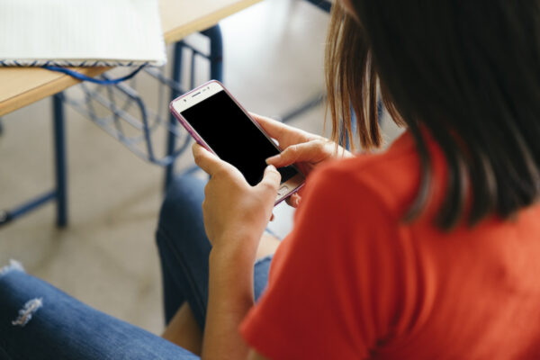 Çocuğunuzu TikTok'ta Gizlice Takip Etmek Aradaki Güven Bağını Zedeliyor