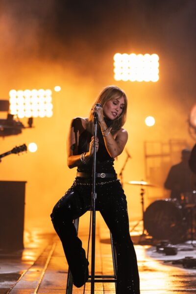 BİR NESLİ TANIMLAYAN İKONİK KARAKTER HANNAH MONTANA GERİ DÖNDÜ