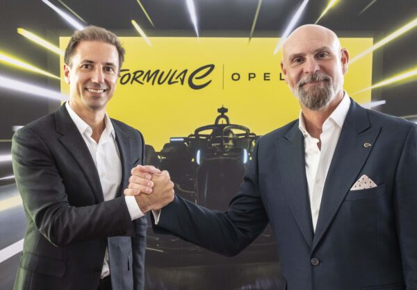 Üstün sürüş keyfini Alman kalitesi ve mühendisliğiyle bir araya getiren Opel, motor sporlarındaki köklü mirasını yeni bir seviyeye taşıyarak ABB FIA Formula E Dünya Şampiyonası’na katılacağını duyurdu.