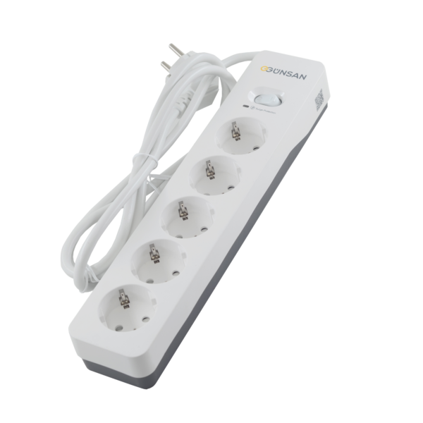 Günsan’dan Elektronik Cihazlar İçin Güçlü Koruma 2 Ani gerilim yükselmelerinin yol açabileceği risklere karşı geliştirilen Günsan 5’li akım korumalı priz, yüksek koruma kapasitesiyle değerli elektronik cihazlarınızı korurken, yaşam alanlarında güvenli ve kontrollü bir kullanım sağlıyor.