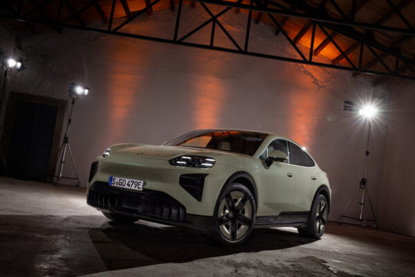  Porsche, SUV segmentindeki standartları yeniden belirleyen model ailesini genişletmeye devam ediyor. 911’in genetik mirası ve ikonik “flyline” tasarım çizgisinden ilham alan yeni yüzde 100 Elektrikli Cayenne Coupé; üstün e-performans yeteneklerini, sportif hatlarıyla bir araya getiriyor.