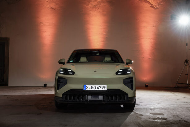 Bir İkondan İlham Alan Performans: Yeni yüzde 100 Elektrikli Cayenne Coupé 54 Porsche, SUV segmentindeki standartları yeniden belirleyen model ailesini genişletmeye devam ediyor. 911’in genetik mirası ve ikonik “flyline” tasarım çizgisinden ilham alan yeni yüzde 100 Elektrikli Cayenne Coupé; üstün e-performans yeteneklerini, sportif hatlarıyla bir araya getiriyor.