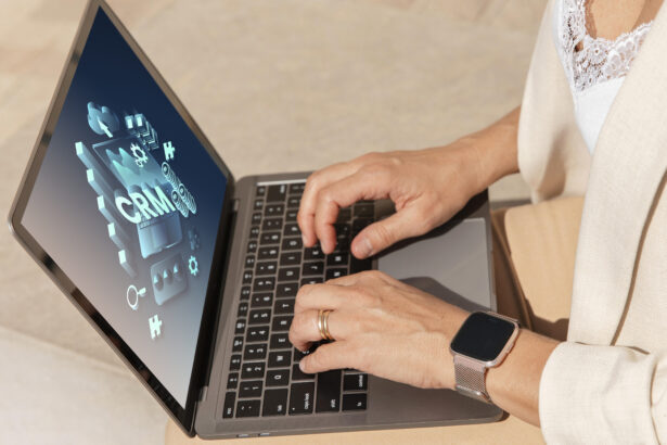 Güvenlik uzmanları, "yapay zeka kullanma baskısının" küçük işletmeleri siber güvenlik açıklarına sürüklediğini ortaya koyuyor. Hızlı kararlarla iş süreçlerine dahil edilen yapay zeka araçları kurumsal verileri tehlikeye atıyor. 