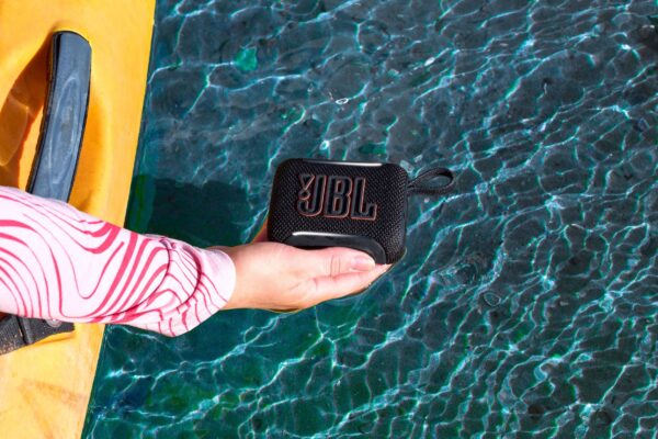 JBL GO 5 GELİŞTİRİLMİŞ SES KALİTESİ VE YENİ TASARIM ÖZELLİKLERİYLE GELİYOR 4 JBL GO 5,