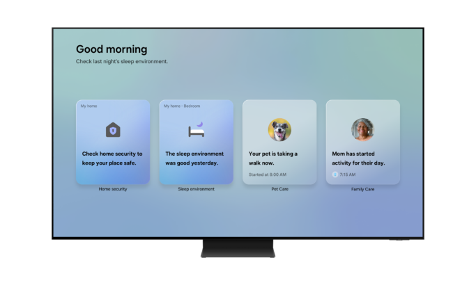 Samsung’dan SmartThings Güncellemesi:Kullanıcılar ve aileleri için akıllı bakım dönemiSamsung Electronics, gelişmiş SmartThings Family Care (Aile Bakımı) ile ayrı yaşayan aile üyeleri için daha kapsamlı bir destek sunuyor. Ev Güvenliği, Aile Bakımı ve Evcil Hayvan Bakımı özelliklerini bir araya getiren Galaxy Now Brief özelliği ise kapsamını TV'lere ve Family Hub buzdolaplarına genişletiyor.Samsung Electronics, kullanıcıların günlük yaşamlarında kendilerine ve ailelerine daha iyi bakmalarına yardımcı olacak geliştirilmiş deneyimler sunmak amacıyla küresel akıllı ev platformu SmartThings'i güncellediğini duyurdu.Gelişmiş Aile Bakımı ile sevdiklerinizi kontrol etmek artık daha kolaySmartThings, son güncellemeyle birlikte Aile Bakımı (Family Care) hizmetini güçlendirerek kullanıcıların ayrı yaşadıkları ebeveynlerine daha kolay destek olmalarını sağlıyor. Bu hizmet; SmartThings'i çeşitli ev aletleri ve mobil cihazlarla birbirine bağlayarak yaşlı ebeveynlerin aktiviteleri hakkında bildirimler, ilaç ve hastane ziyaretleri için hatırlatıcılar ve konum tabanlı uyarılar sunuyor. Samsung Electronics Kıdemli Başkan Yardımcısı ve AI Platform Merkezi, SmartThings Ekibi Başkanı Jaeyeon Jung, "Samsung’un yapay zekâ teknolojisi, günlük rahatlığın ötesine geçerek kullanıcıların kendilerine ve ailelerine daha büyük bir huzurla bakmalarına yardımcı oluyor" diyerek SmartThings'in, kullanıcıların günlük yaşamlarını yapay zekâ ile sorunsuz bir şekilde birleştiren bir platform olarak rolünü güçlendirmeye ve farklılaştırılmış hizmetleri sürekli olarak genişletmeye devam edeceğini belirtti.Güncelleme ile gelen yenilikler şunları kapsıyor:Care on Call (Arama ile Bakım): Bu yeni özellik, kullanıcıların bir telefon görüşmesi aracılığıyla bakım verdikleri kişilerin durumunu daha yakından kontrol etmelerine olanak tanıyor. Bakım veren kişi arama yapmadan hemen önce; günün ilk aktivite zamanı, en son aktivite zamanı ve yerel hava durumu gibi temel bilgileri içeren bir pencere (pop-up) ekranda beliriyor. Bu sayede bakım verenler, daha anlamlı sorular sorabiliyor ve duruma göre hızlıca aksiyon alabiliyor.
Cihaz İzleme ve Uzaktan Kontrol: SmartThings; klima, hava temizleyici ve nemlendirme cihazlarını iç mekan sıcaklığı, nem ve hava kalitesi açısından sürekli izleyebiliyor. Olağandışı kullanım senaryoları tespit edildiğinde bakım veren kişi anında bilgilendiriliyor ve ilgili cihazı uzaktan kontrol edebiliyor.
Güvenlik Devriyesi (Safety Patrol): Bespoke AI Jet Bot Steam Ultra robot süpürgede bulunan bu özellik, evin içindeki çeşitli alanları kontrol etmek için kullanılıyor. Bakım alan kişinin aktivitesi belirli bir süre tespit edilmezse kullanıcıya bildirim gönderiliyor ve bu özellik uzaktan etkinleştirilebiliyor. Robot süpürge üzerindeki kamera sayesinde kullanıcılar, birinin yere düşmesi gibi olası sorunları görebiliyor ve dahili hoparlör ile mikrofon aracılığıyla iki yönlü iletişim kurabiliyor.
Bakım İçgörüsü (Care Insight): Geliştirilen bu özellik, Family Care hizmeti dahilinde daha uygulanabilir ve uzun vadeli veriler sağlıyor. Sıcaklık ve nem seviyelerinin optimum aralıkların dışına çıkıp çıkmadığını analiz etmenin yanı sıra aktivite seviyelerindeki ve cihaz kullanımındaki belirgin değişiklikleri önceki haftayla kıyaslayarak takip ediyor.Now Brief özelliği TV ve Family Hub’a genişliyorNow Brief, kullanıcıların günlük yaşamları, aile üyeleri ve evin içindeki/dışındaki koşullar hakkında bilgi sahibi olmalarını sağlayan zengin bir yapay zekâ deneyimi sunuyor. Kişiselleştirilmiş bilgilendirme servisi olan Now Brief, başlangıçta Galaxy mobil cihazlarda sunulurken, Samsung bu özellikleri aşamalı olarak TV'lere ve Family Hub buzdolaplarına da getirmeyi planlıyor.Genişletilmiş İçerik: Galaxy S26 serisinin lansmanıyla birlikte Now Brief; Ev Güvenliği, Aile Bakımı ve Evcil Hayvan Bakımı özelliklerini destekliyor. Bunlara ek olarak mevcut olan Enerji, Uyku Ortamı Raporu ve Ev İçgörüsü gibi özellikler de yer almaya devam edecek.
Kolay Erişim: Kullanıcıların Now Brief'i manuel olarak başlatmasına gerek kalmıyor. Özellik önceden kurulduğunda, kullanıcı TV'ye yaklaştığında, Family Hub buzdolabı ekranına dokunduğunda veya kapısını açıp kapattığında otomatik olarak devreye giriyor.
Kesintisiz Deneyim: Kullanıcılar evde veya dışarıda olsalar bile enerji kullanımı, önceki gecenin uyku durumu, akıllı kilit ve sensör tabanlı güvenlik güncellemeleri, ebeveynlerin günlük aktiviteleri ve evcil hayvan gezdirme bilgileri gibi güncel verilere tek bir bakışta ulaşabiliyor.Now Brief özelliğinin, 2024 ve sonrasında piyasaya sürülen TV'lerde ve 2021 ve sonrasında üretilen Family Hub buzdolaplarında aşamalı olarak kullanıma sunulması planlanıyor.  