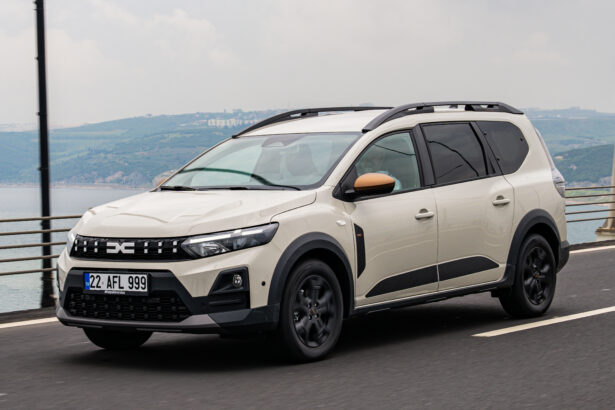   Dacia’nın 2013 yılından sonra yeniden satışa sunduğu Yeni Logan, tamamen yenilenen tasarımı ve zengin donanım seçenekleriyle 1 Haziran itibarıyla yollarda olacak. 