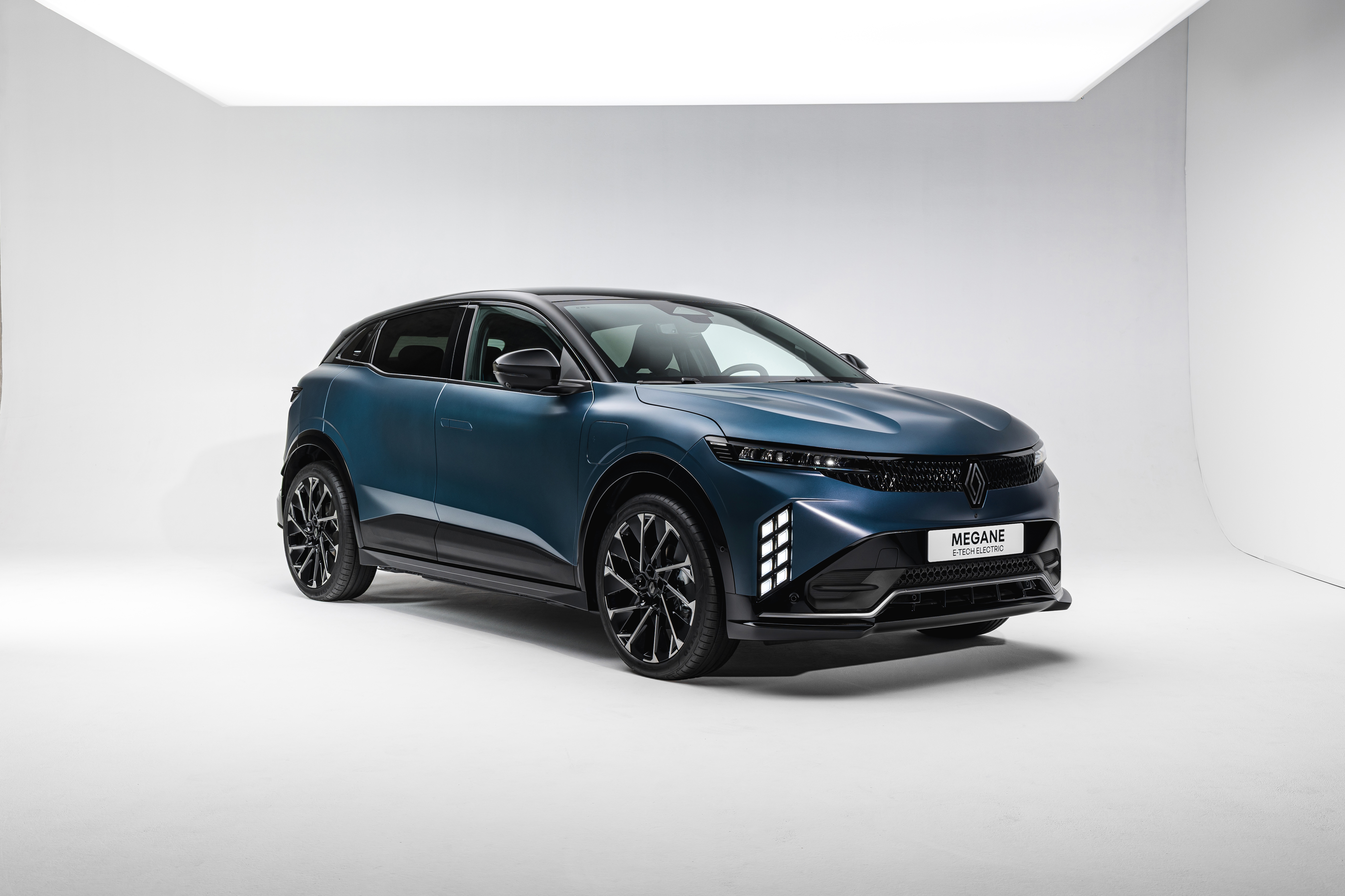 YENİ RENAULT MEGANE E-TECH ELEKTRİKLİ, ETKİLEYİCİ TASARIM, DİNAMİZM VE TEKNOLOJİ