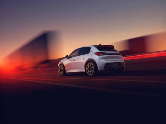 YENİ PEUGEOT E-208 GTi LE MANS’TA ÖRTÜLERİNİ KALDIRDI! 4 E-208 GTi