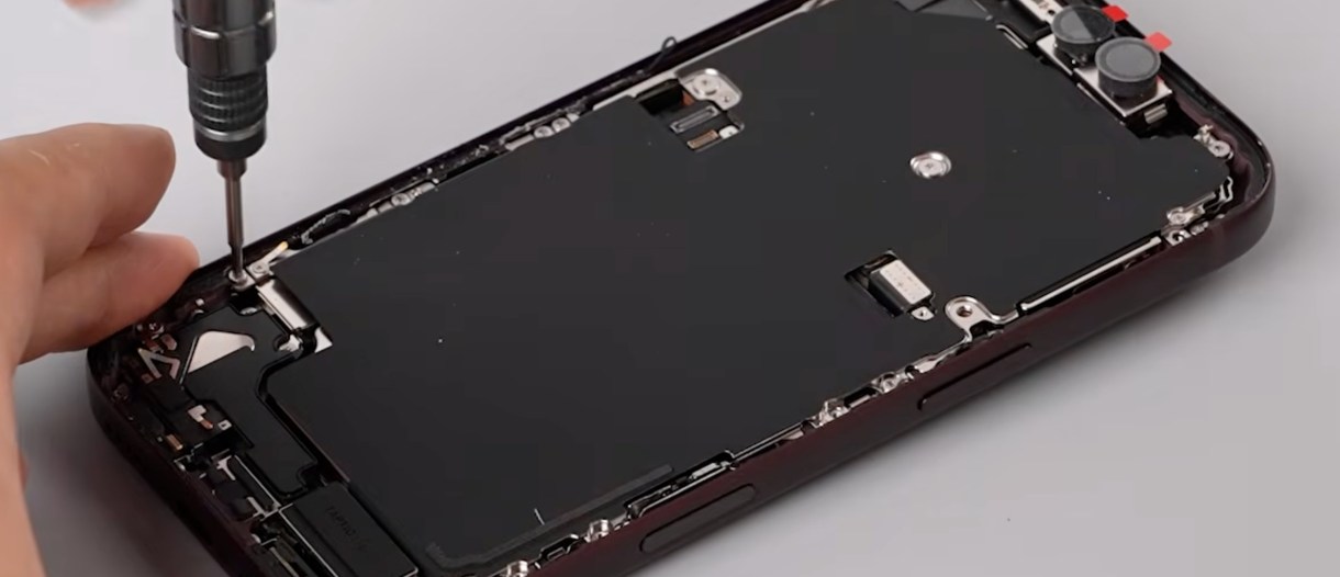 iPhone 18 Pro'yu Parçalara Ayırdılar