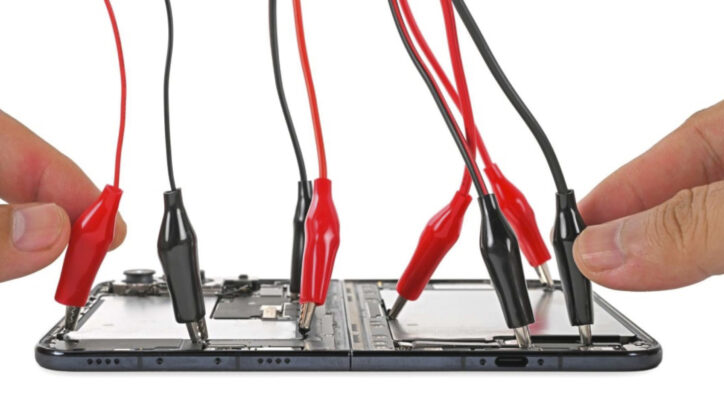 iPhone Duo Parçalarına Ayrıldı: iFixit Söküm Raporu Onarıma Yeşil Işık Yakarken Karmaşık Menteşeyi İşaret Ediyor 2 iPhone Duo Parçalarına Ayrıldı: iFixit Söküm Raporu Onarıma Yeşil Işık Yakarken Karmaşık Menteşeyi İşaret Ediyor