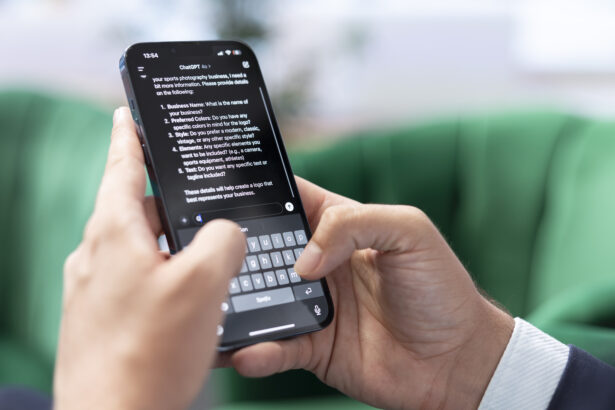 Güvenlik uzmanları, yapay zeka sohbet asistanlarının kişisel bir günlük gibi kullanılmasının ciddi gizlilik riskleri taşıdığına dikkat çekiyor. Bu platformlarda yazılan içeriklerin hizmet sağlayıcının politikaları doğrultusunda saklandığını ve gerektiğinde incelenebildiğini belirten uzmanlar, kullanıcıların yapay zeka asistanlarıyla sohbet ederken alması gereken 5 kritik önlemi paylaşıyor.
